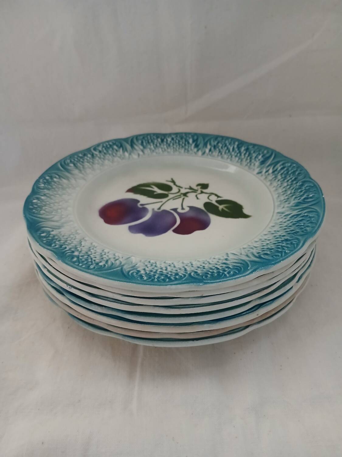 8 assiettes à dessert anciennes en barbotine