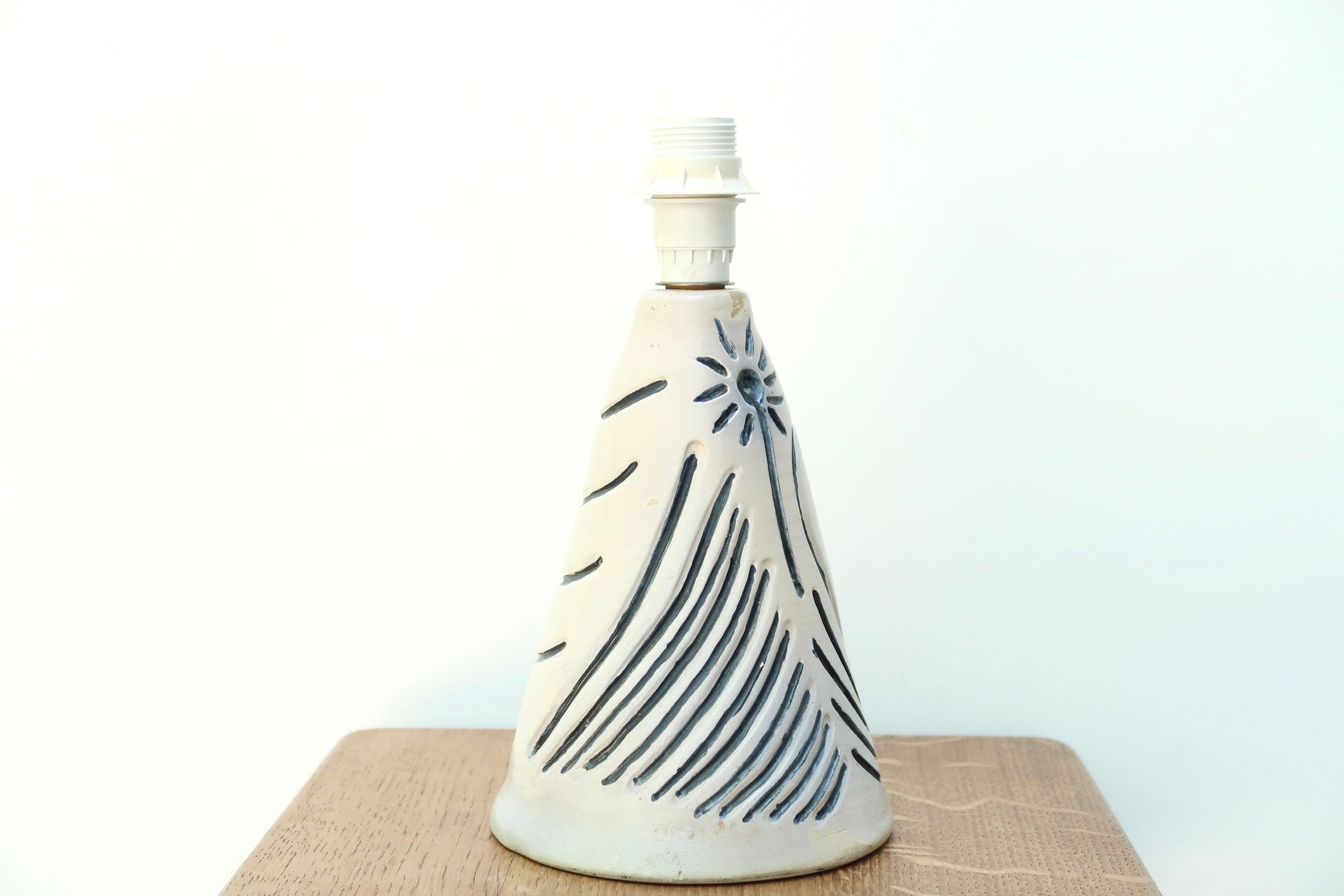 Lampe blanche et bleue en céramique, abat jour en raphia