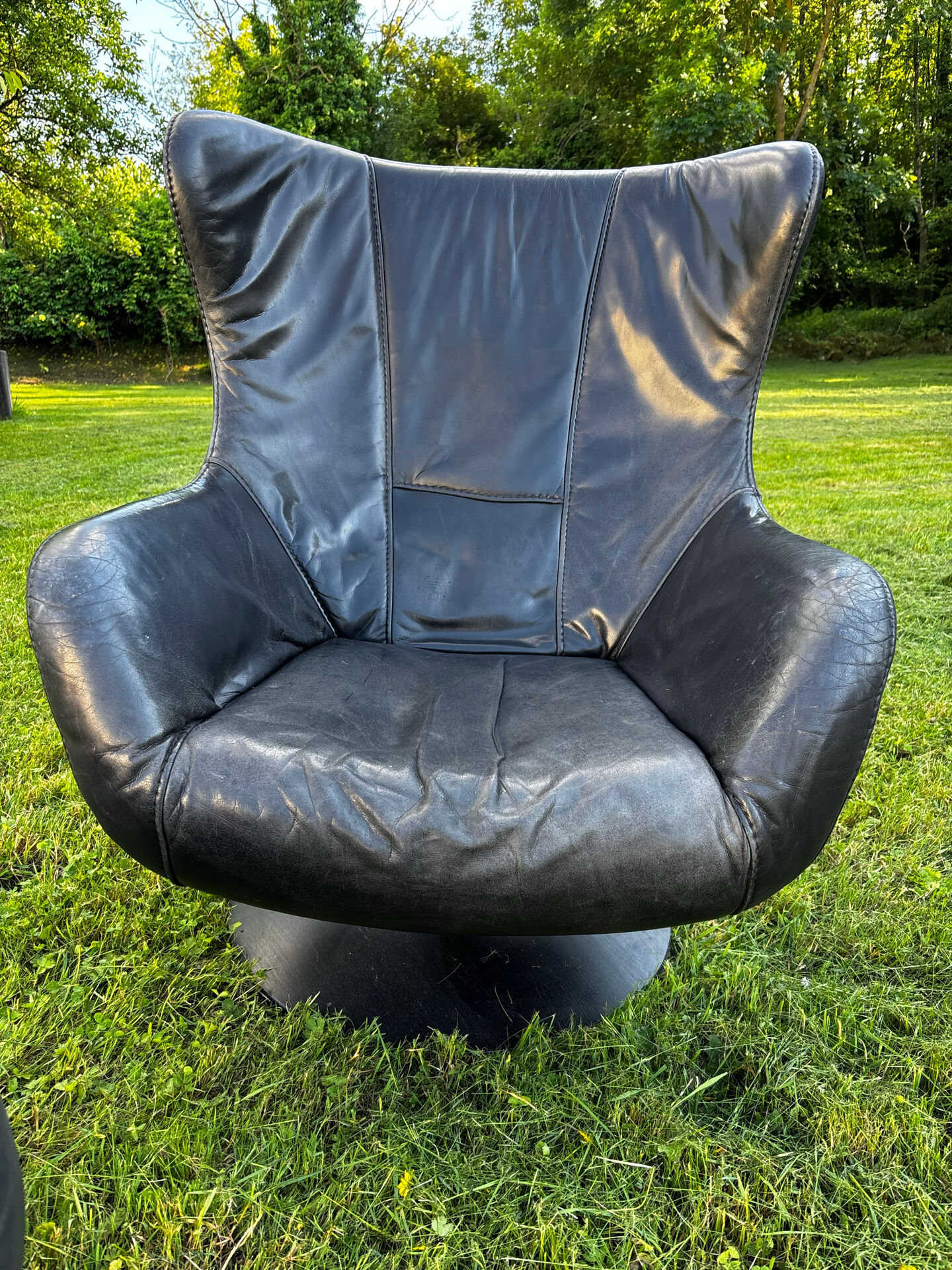 Fauteuil style egg chair et son ottoman