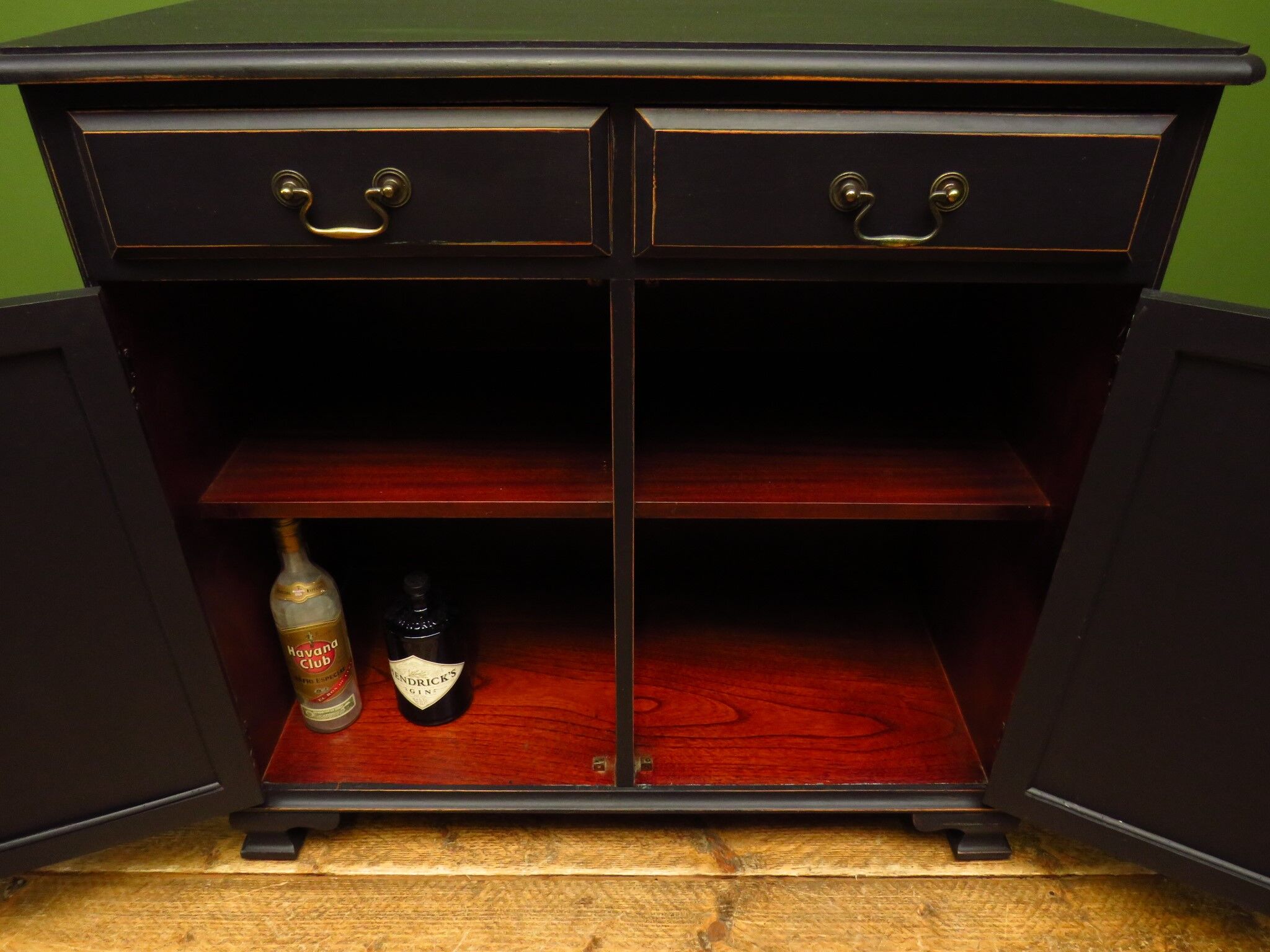 Buffet de cuisine noir peint
