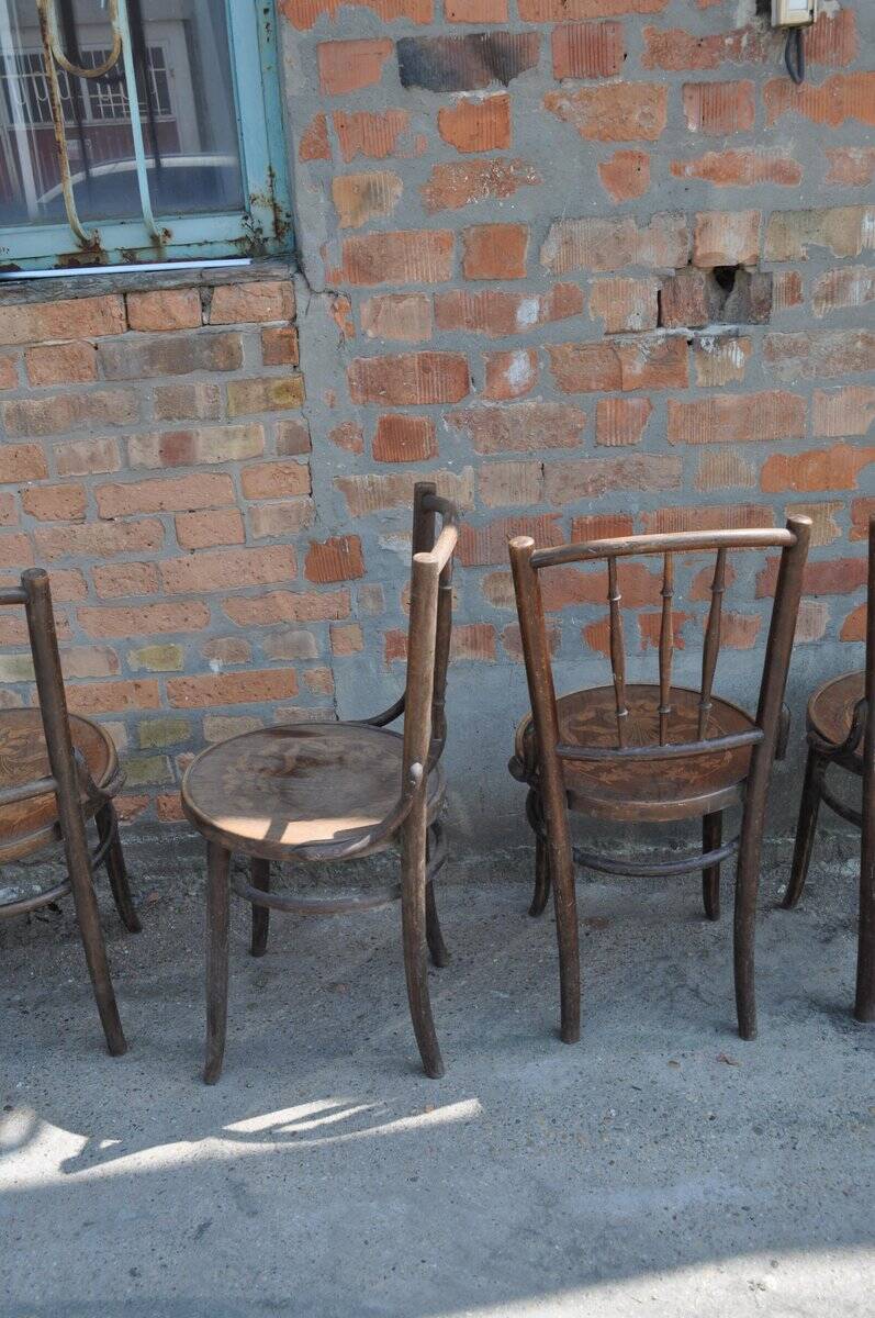 Set of 4 Thonet chairs in brown wood, 1930s bistro design, Art Nouveau curved backrest.