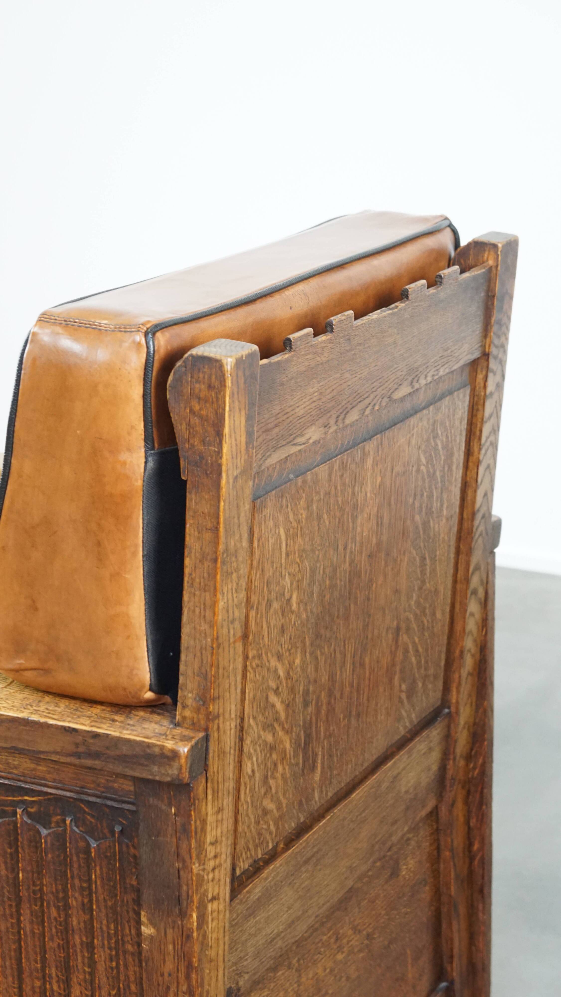 Fauteuil ancien en peau de mouton retapissée
