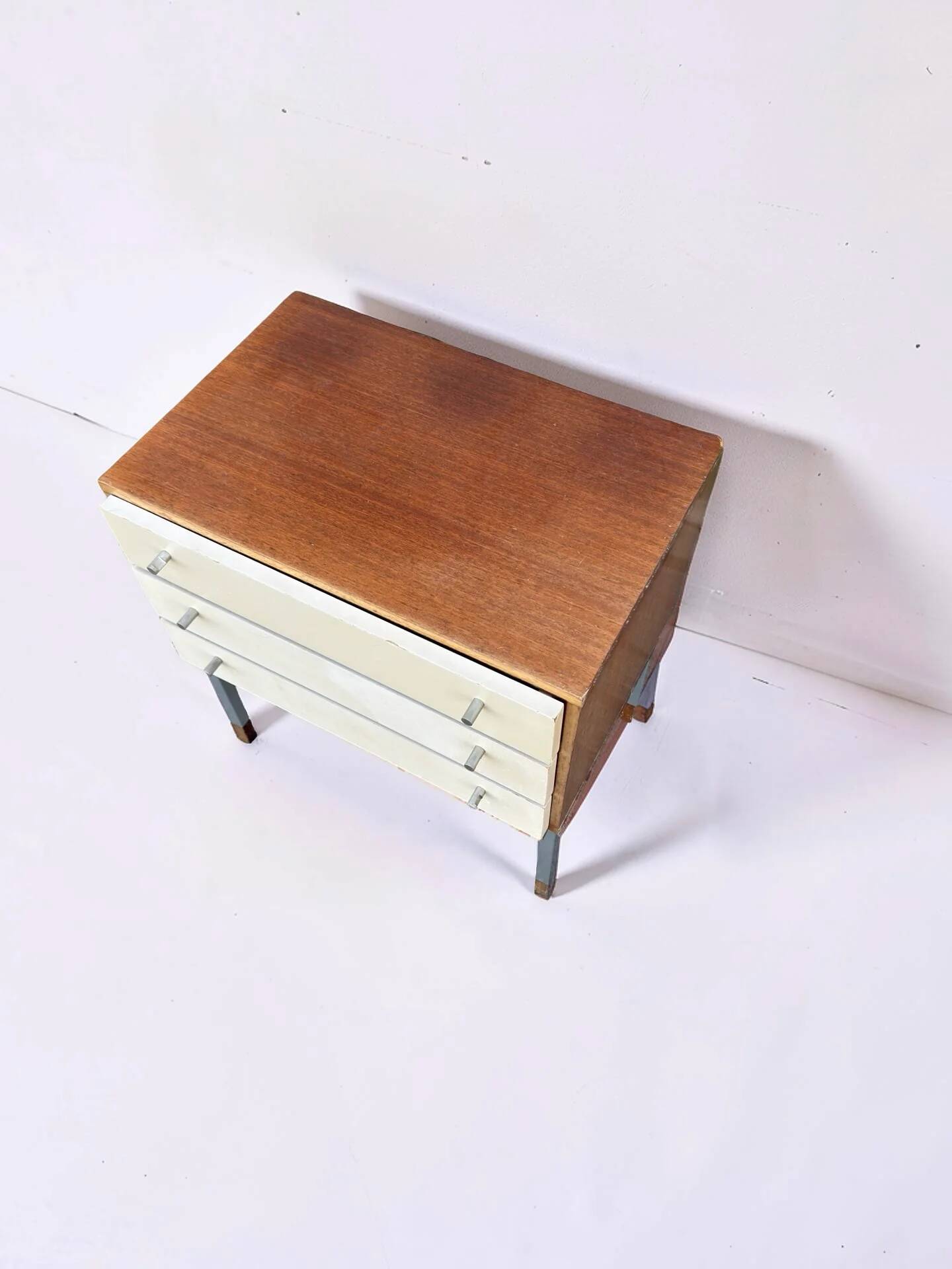 Small vintage drawer unit / bedside table with white drawers