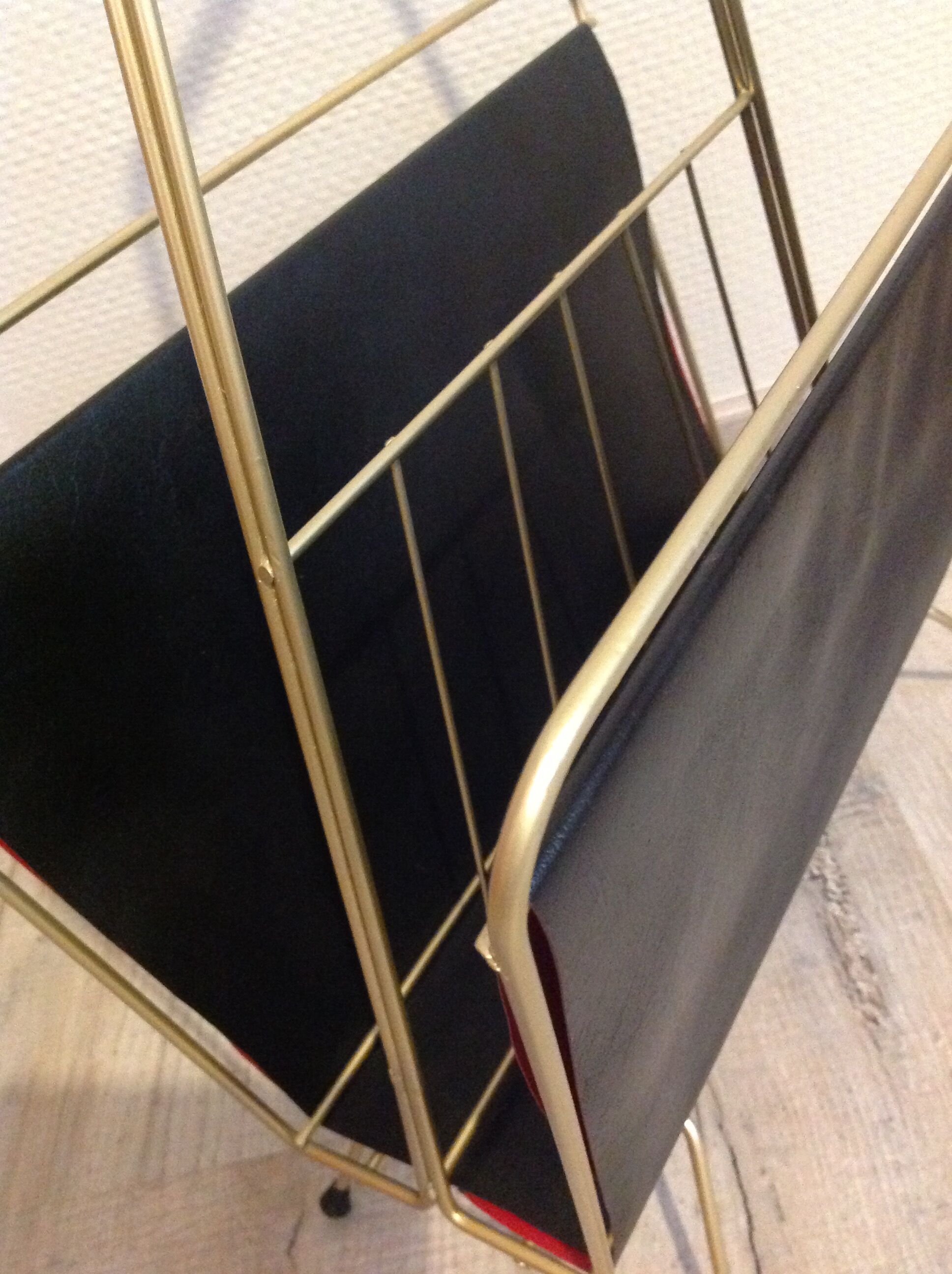 Magazine holder in gold metal and black / vintage dressing 60s-70s
