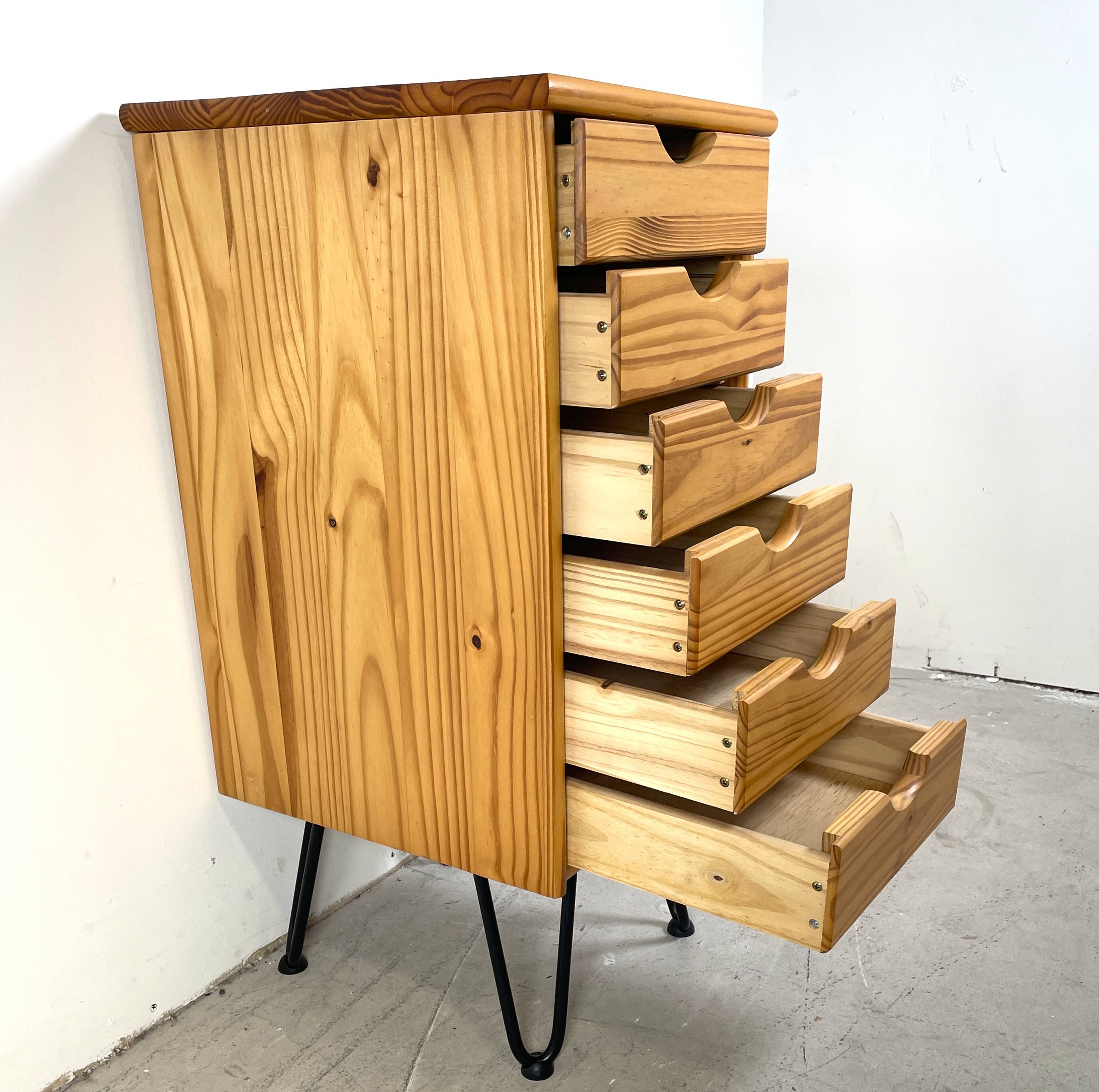 Commode sur pieds en épingle à cheveux, style scandinave