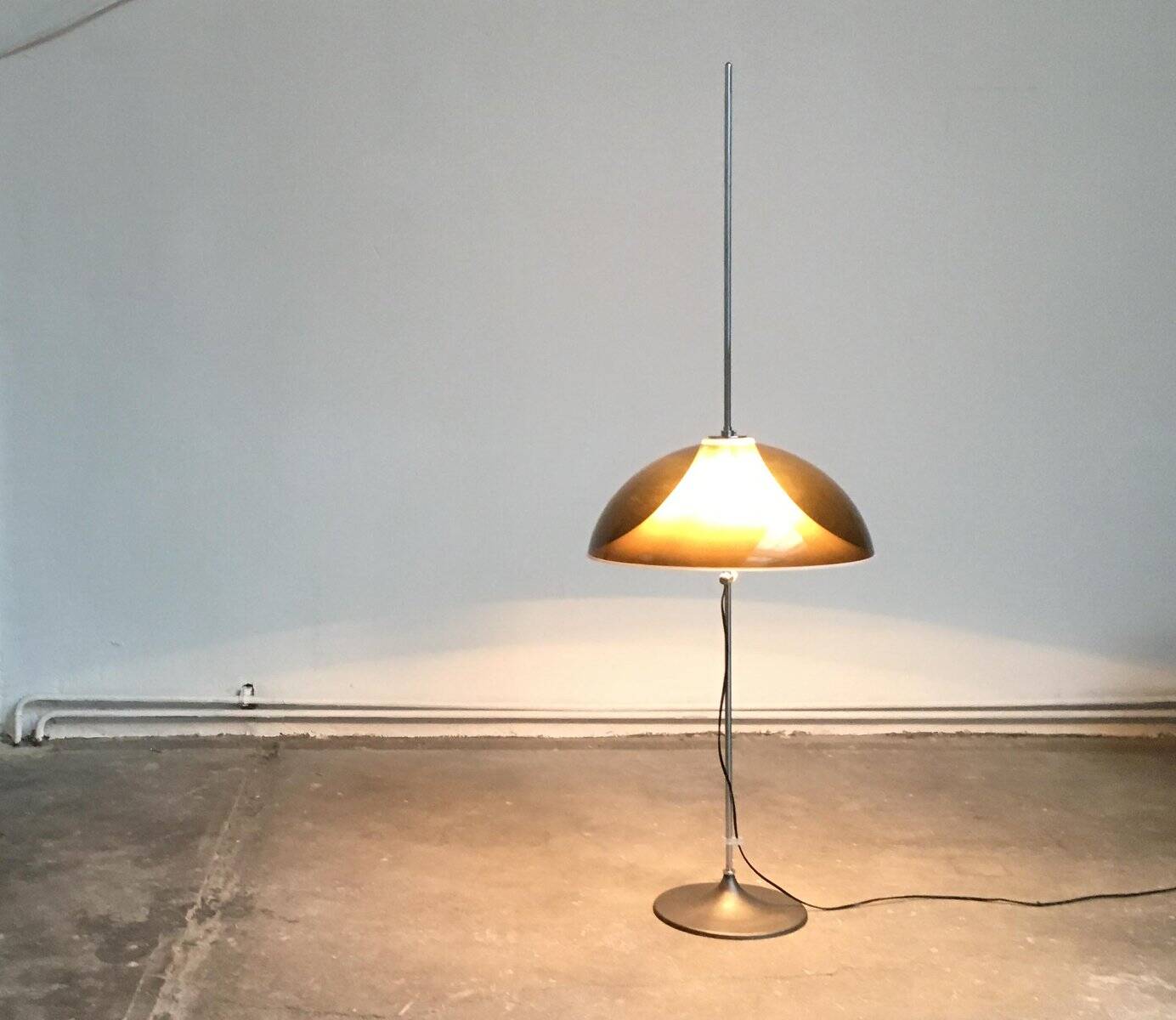 Floor lamp in metal and plastic by Gino Sarfatti for Gepo, 1970s.