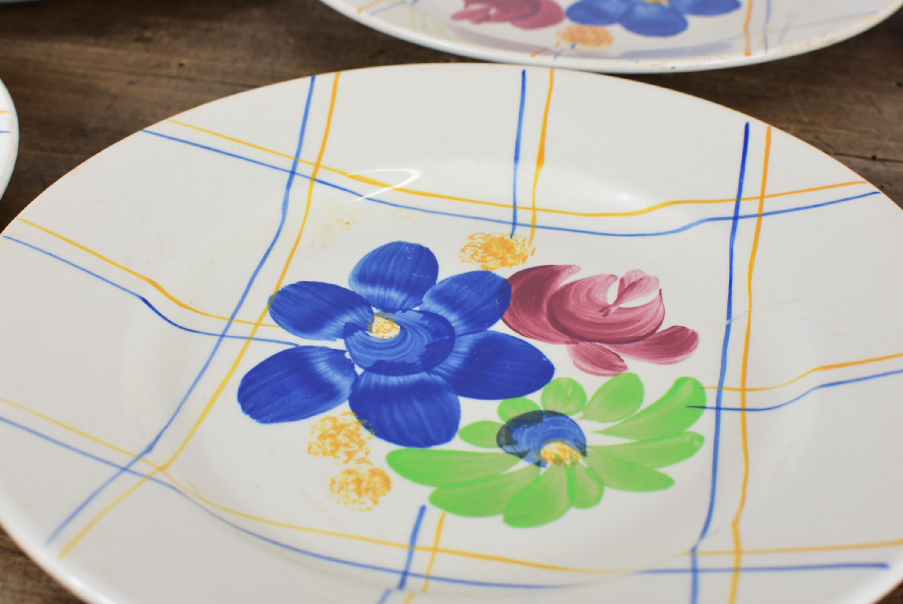 Lot de 12 assiettes motif fleurs de champagne.