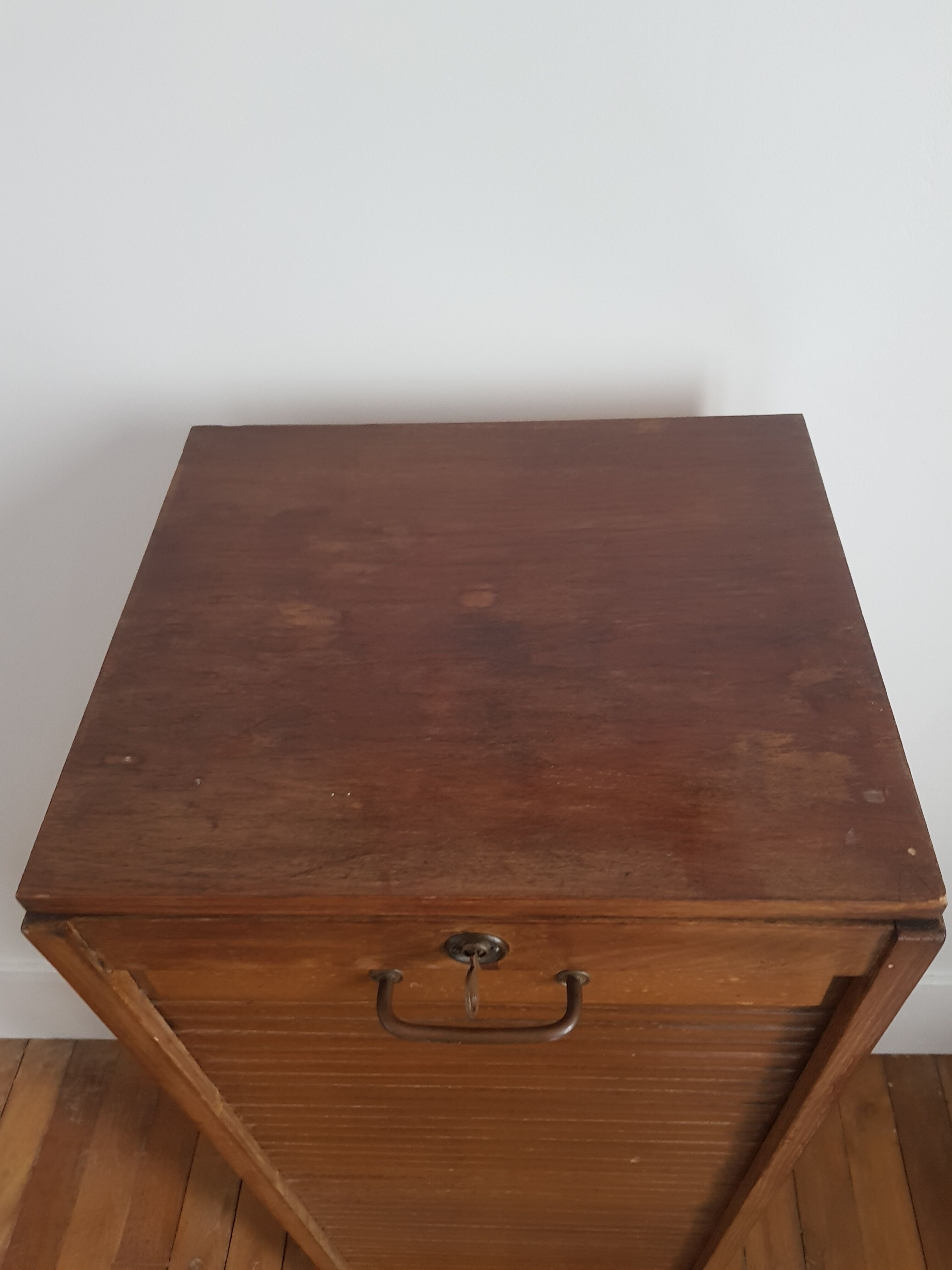 Sliding curtain cabinet