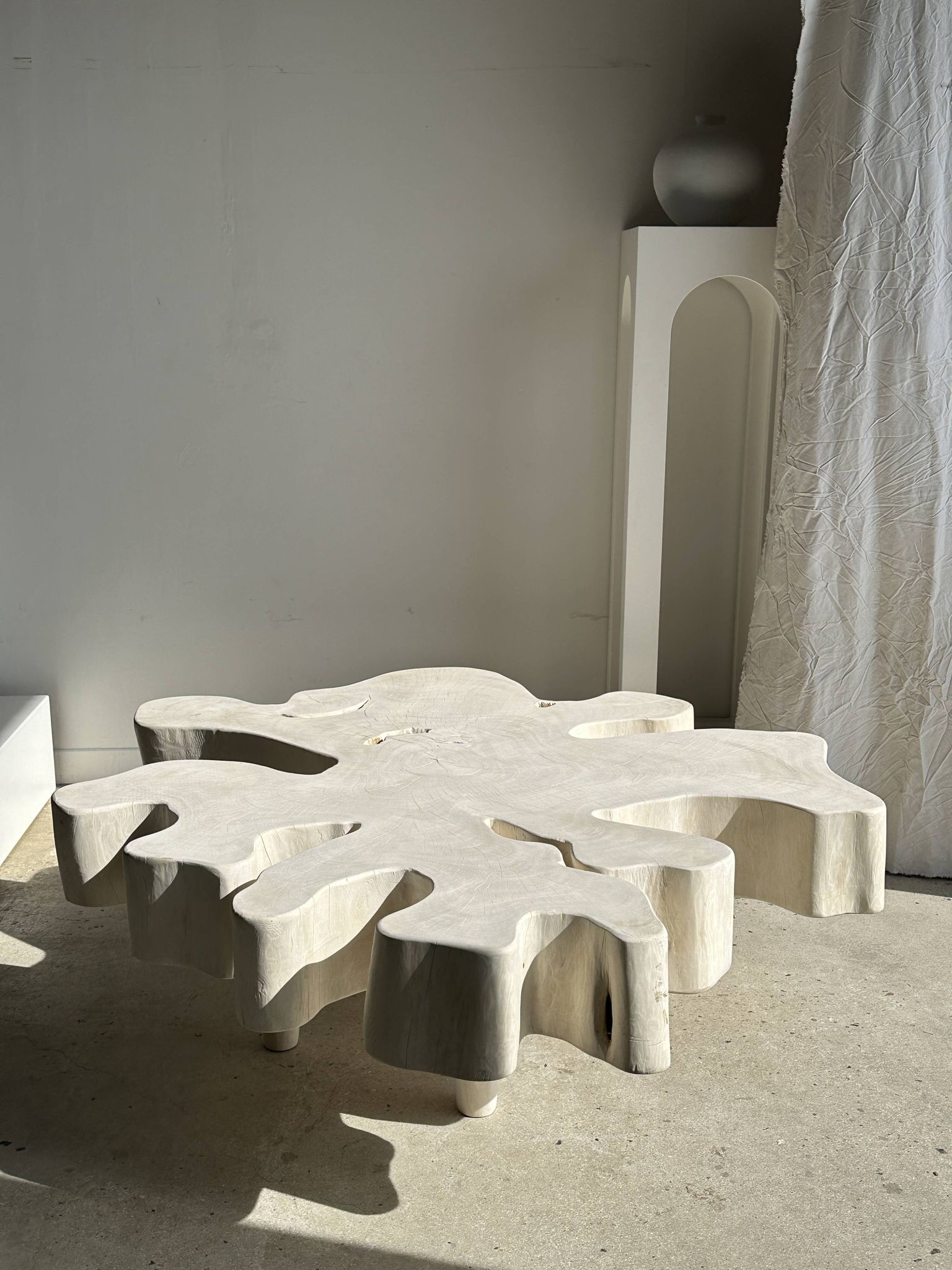 Très grande table basse en manguier blanchi plateau organique D:140cm