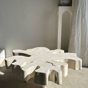 Très grande table basse en manguier blanchi plateau organique D:140cm