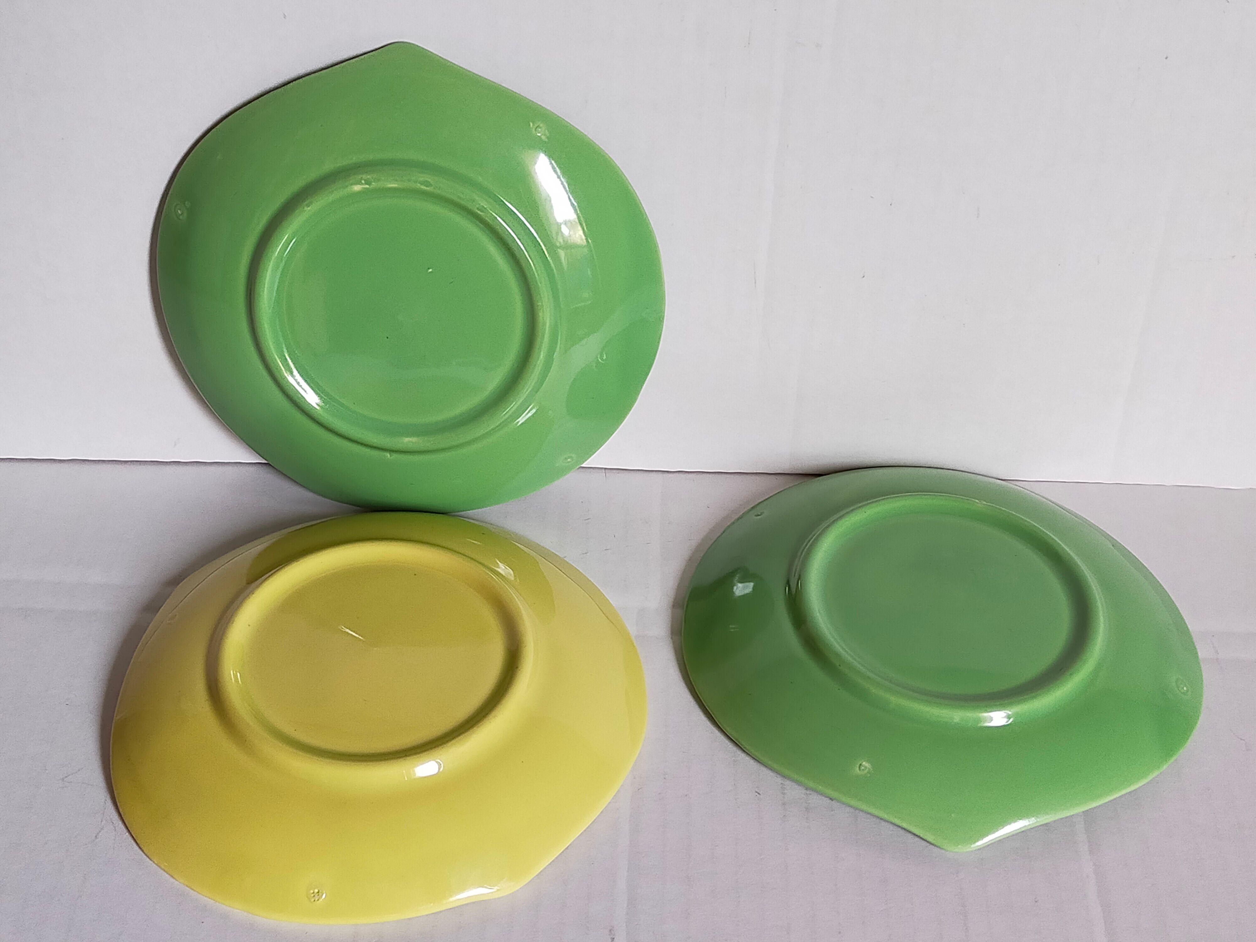 Three ceramic leaf cups 50s