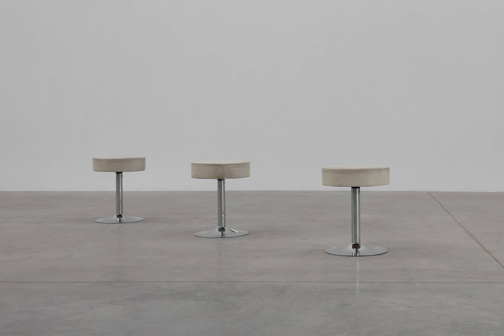 Tabouret vintage design Mid-century en chrome avec assise en cuir blanc, années 1970