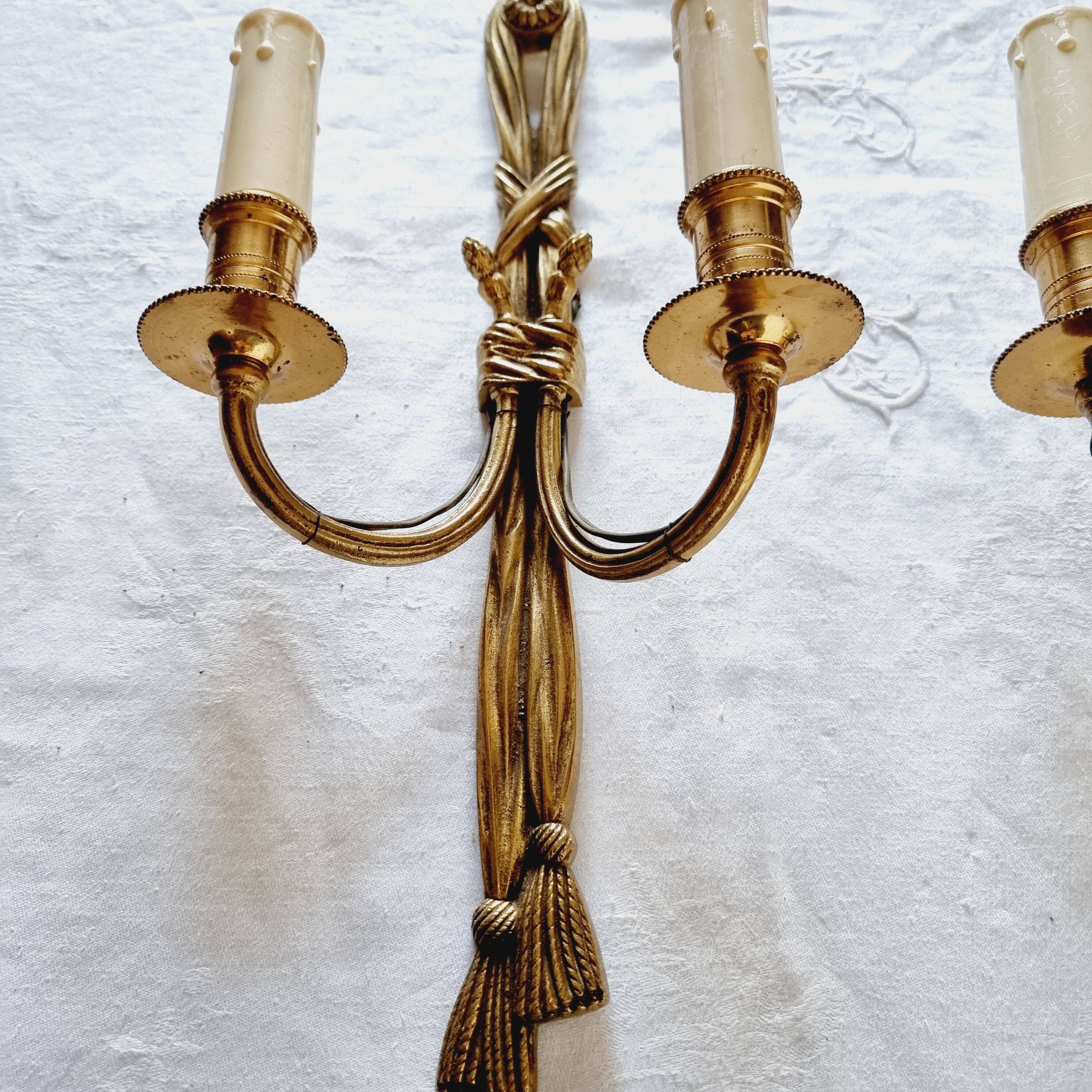 Pair of French wall sconces in bronze, Louis XVI style, with cord.