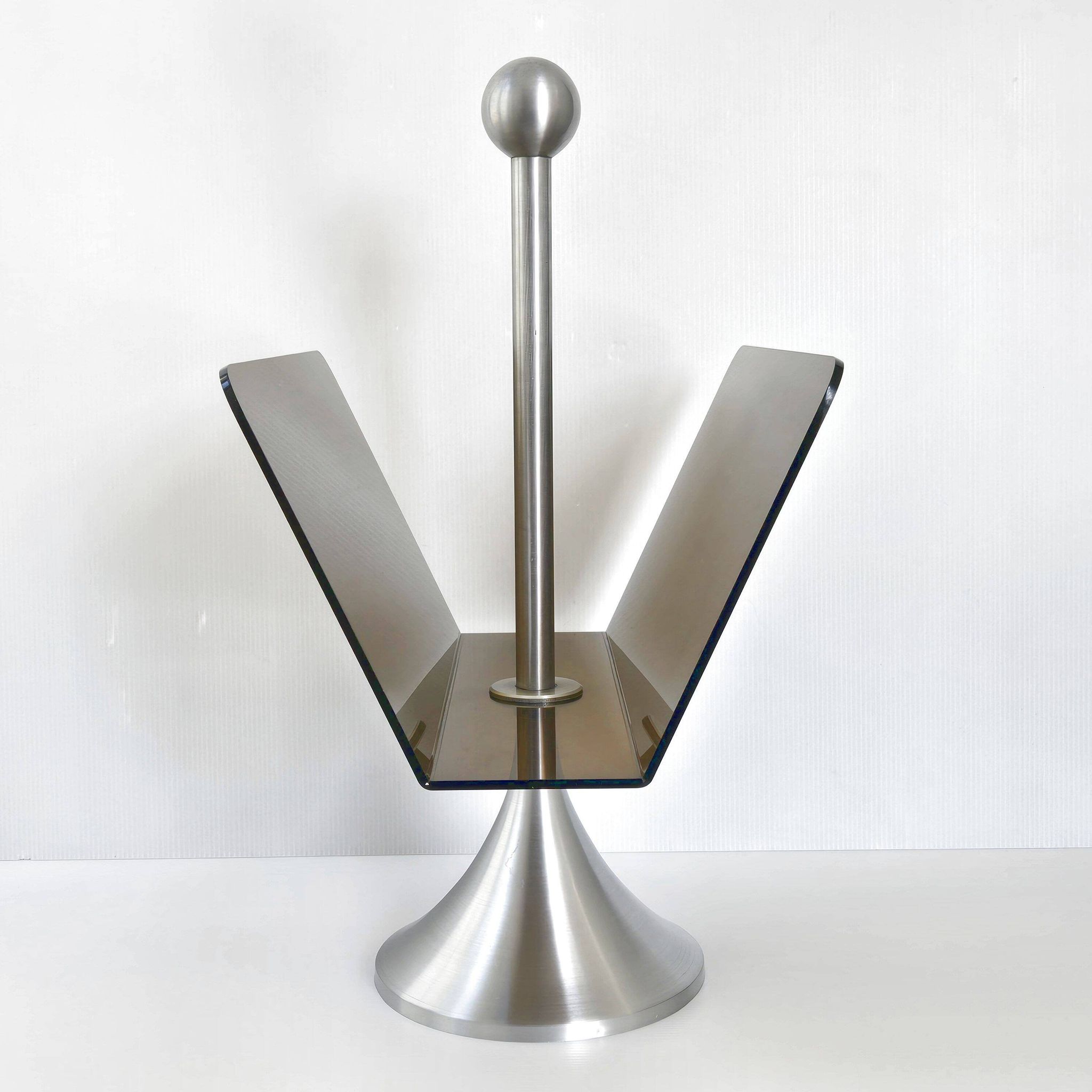 Porte-revues en plexiglas et acier brossé, 1970