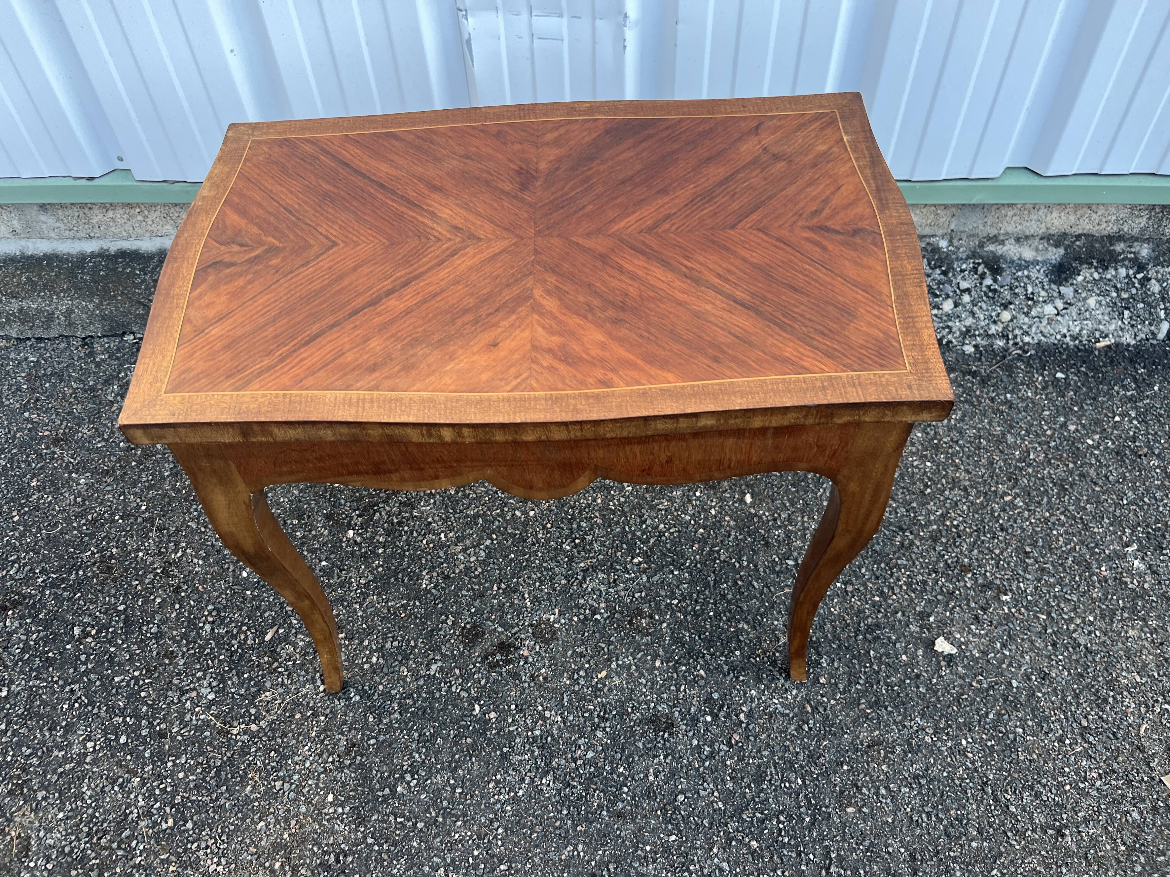 Table basse marquetée – style Louis XV