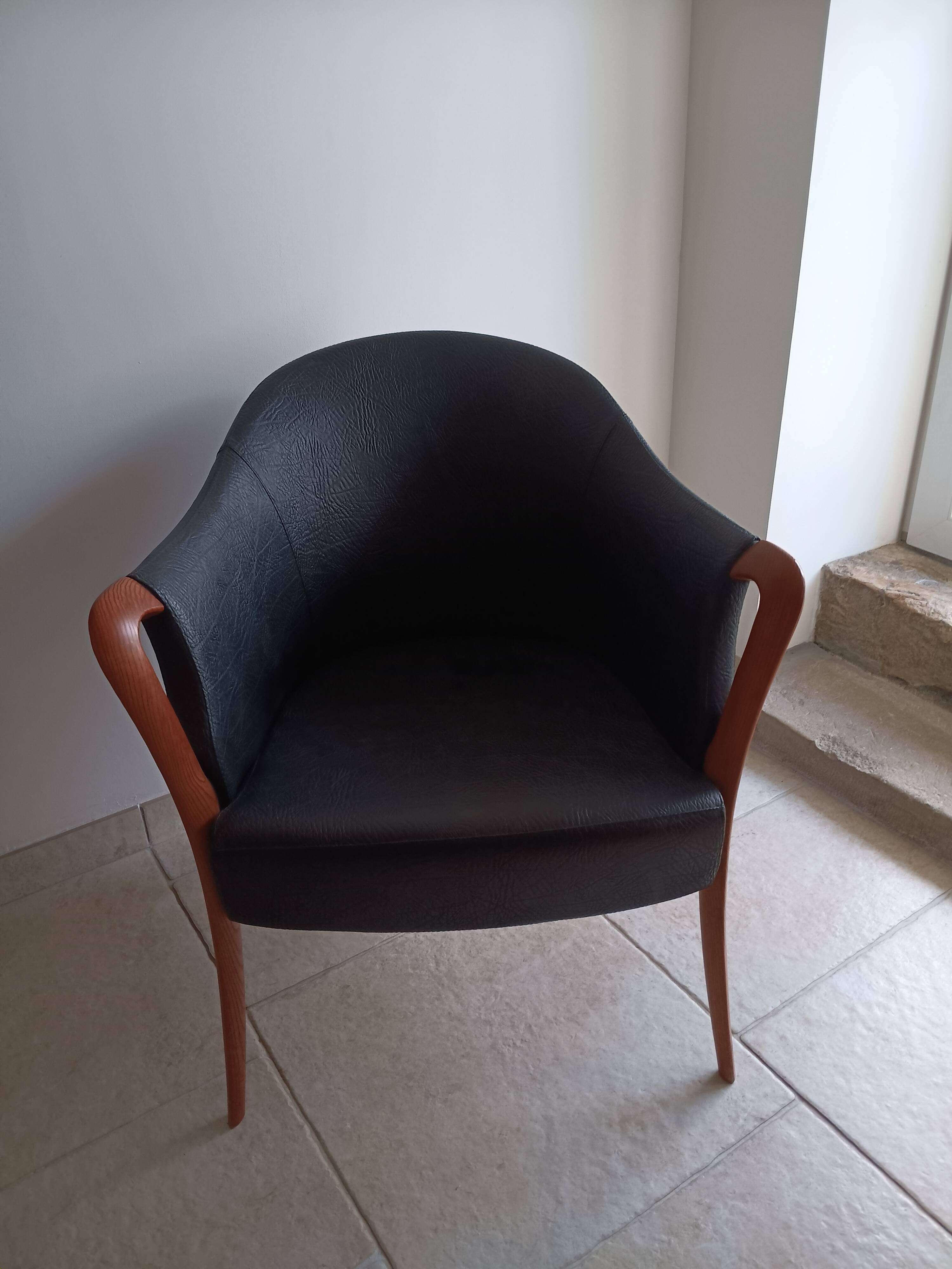Pair of leather and wood armchairs in the Umberto Asnago style.