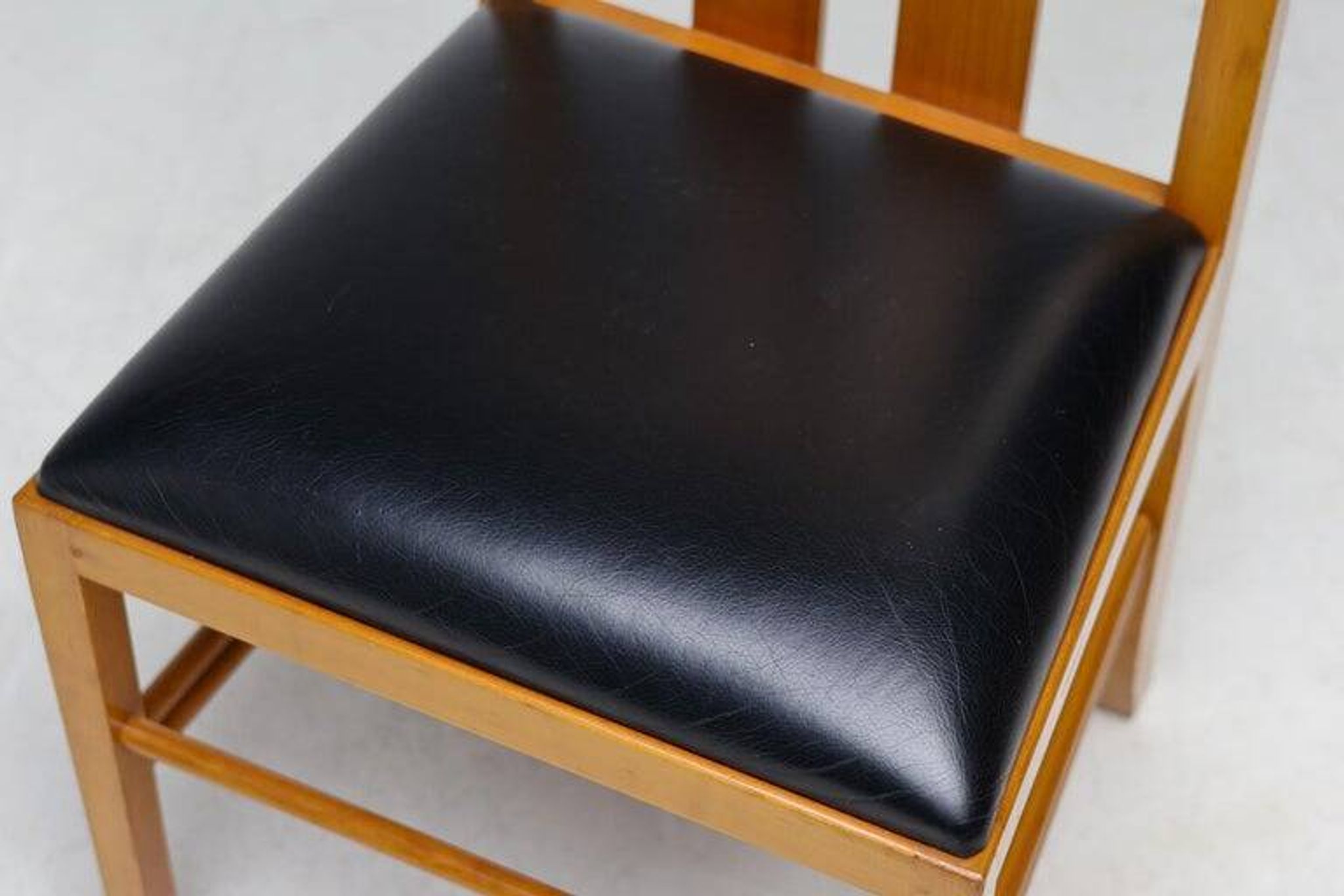 Table Frank Lloyd Wright ‘608 Taliesin’ + four Mackintosh chairs “309 Ingram”