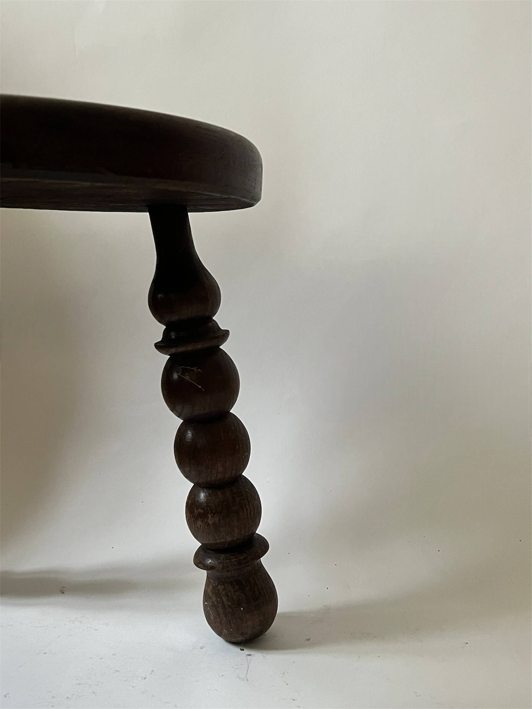 Tabouret bas - table d'appoint  tripode en bois perlé
