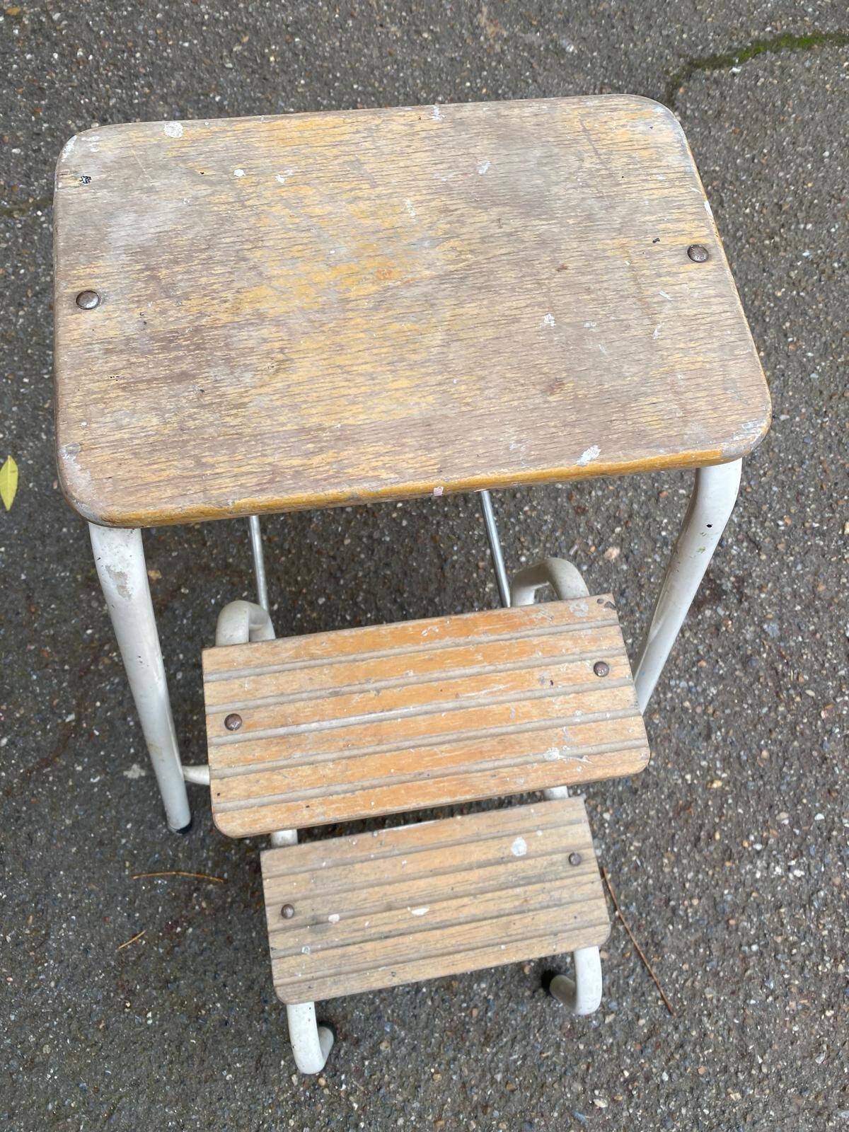 Folding step stool in solid wood and white steel
