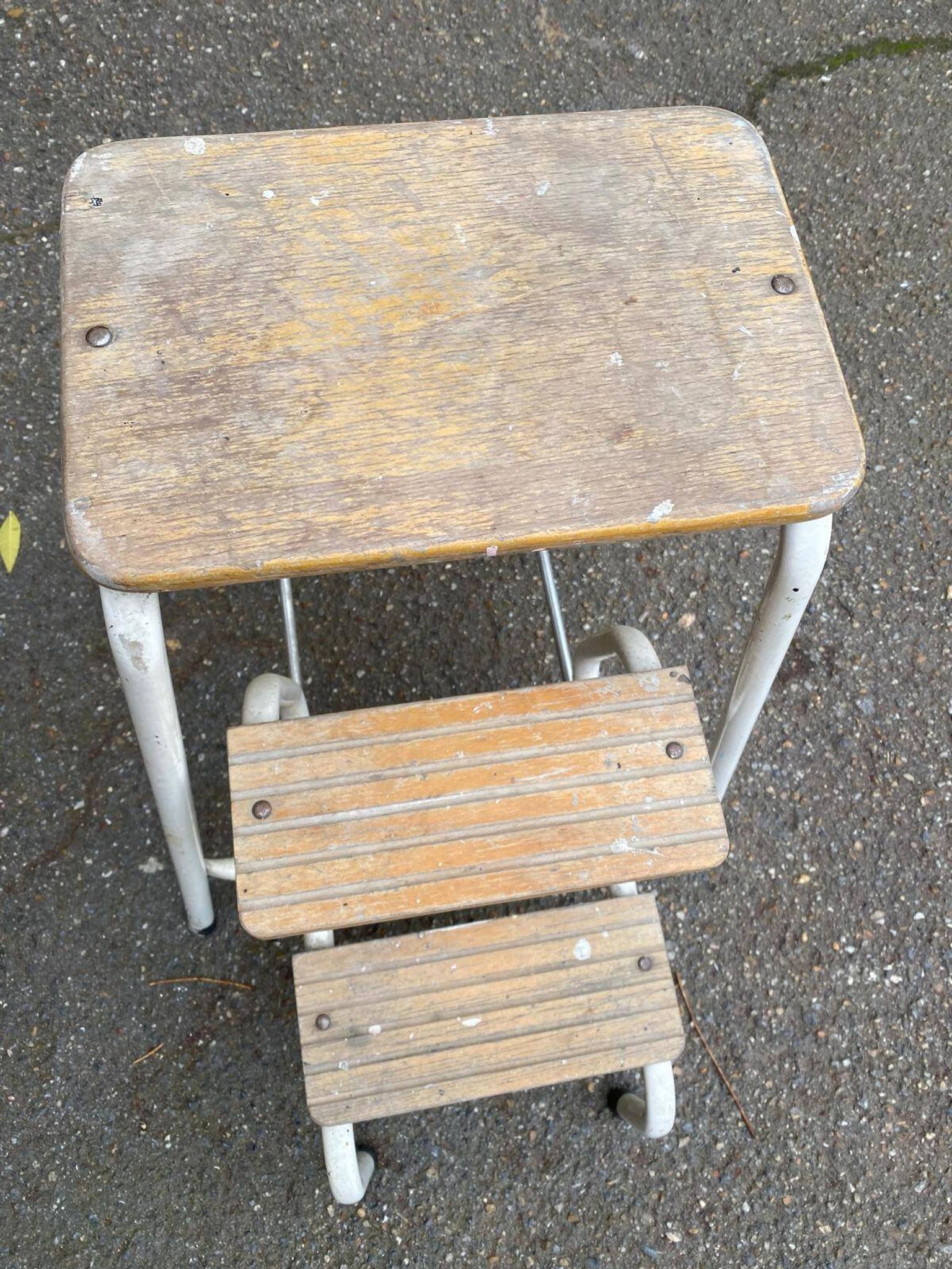 Folding step stool in solid wood and white steel