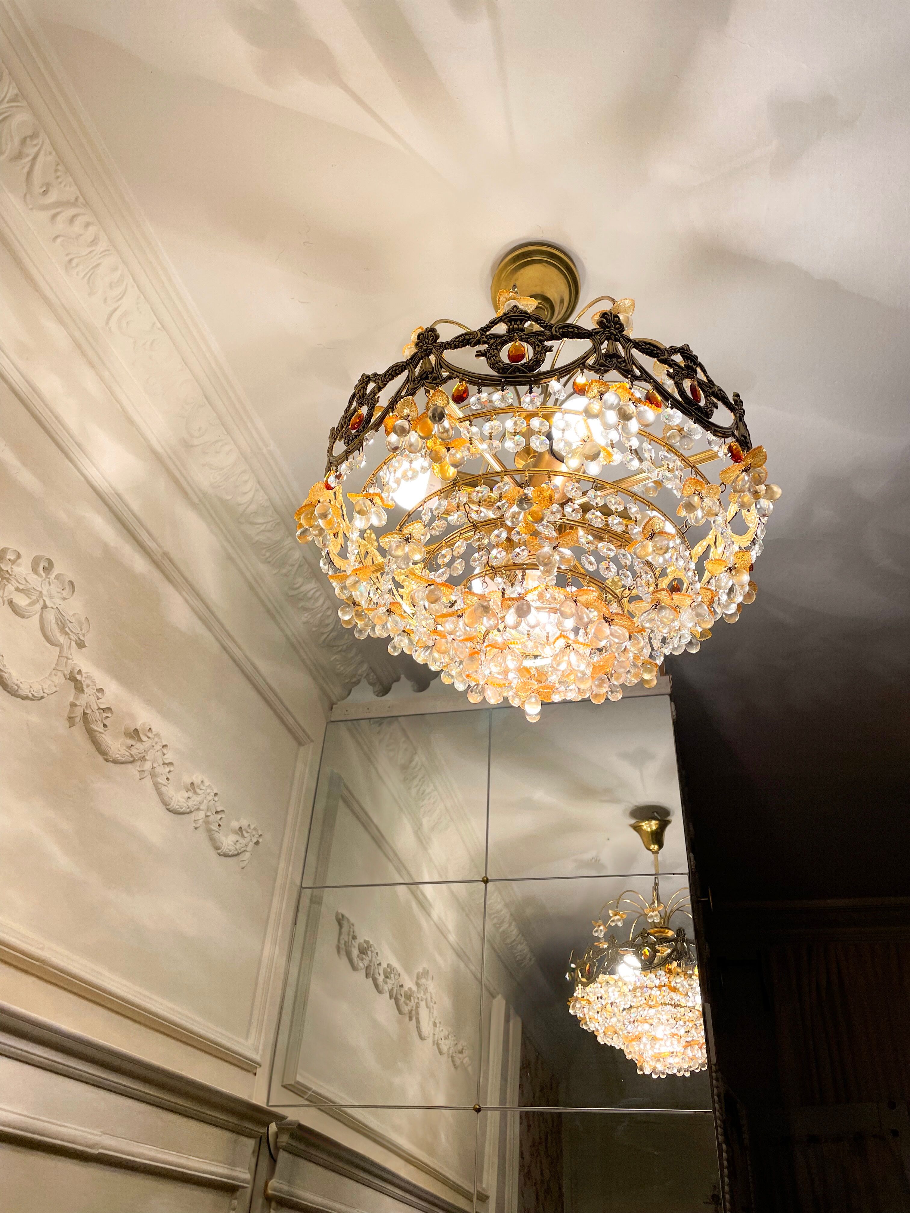 Exceptional vintage chandelier in Murano style crystal, orange, brass.