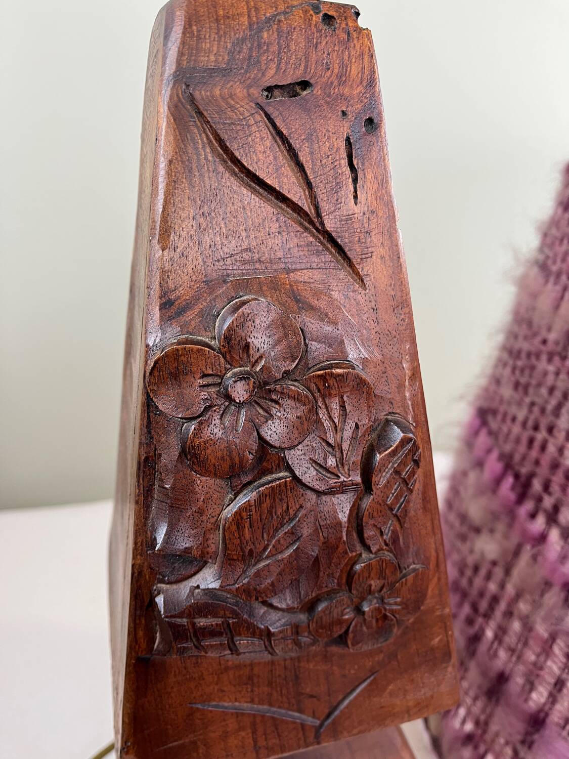 Lampe de table en bois sculpté, abat-jour en laine
