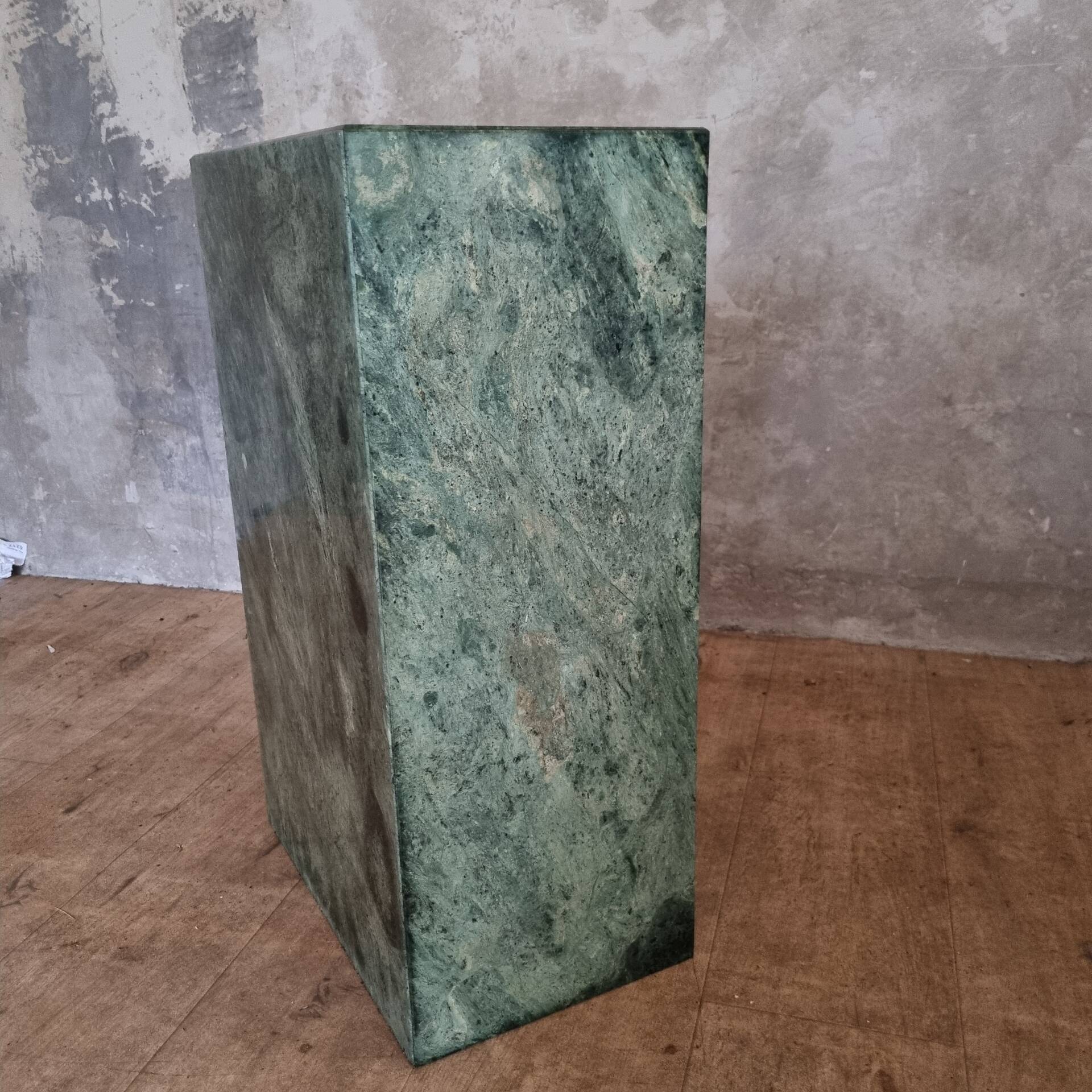 Bout de canapé,  piédestal, stèle en marbre vert
