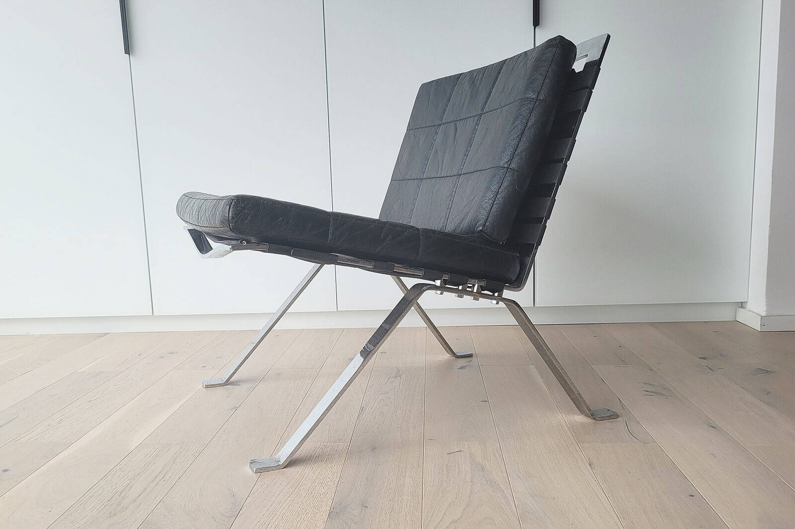 Pair of black leather loung chairs by Hans Eichenberger for Girsberger