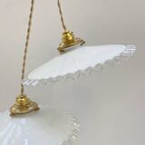 Paire de suspensions en opaline blanche