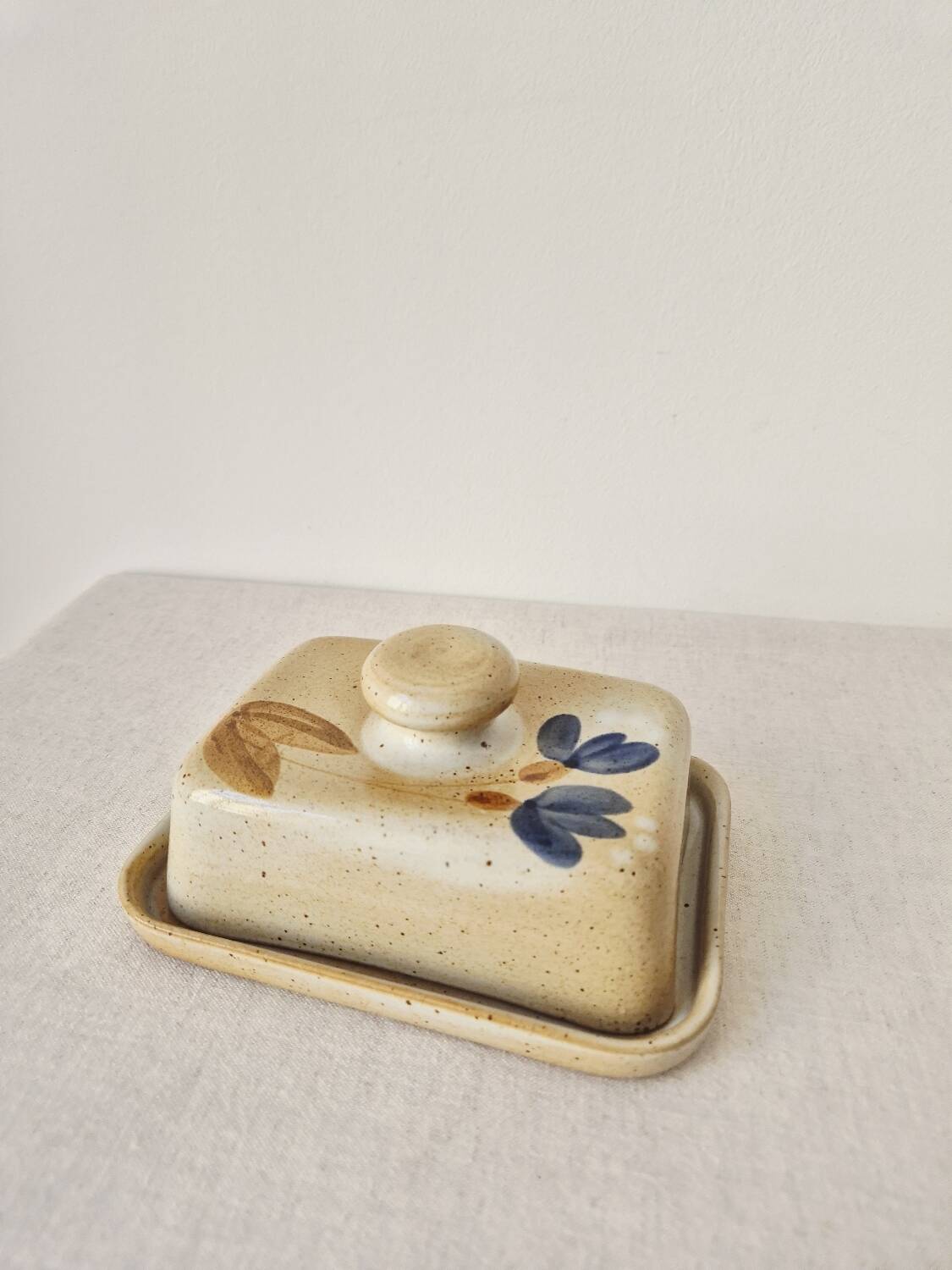 Beurrier en grès décoration florale '70s - Grès du Marais Vintage
