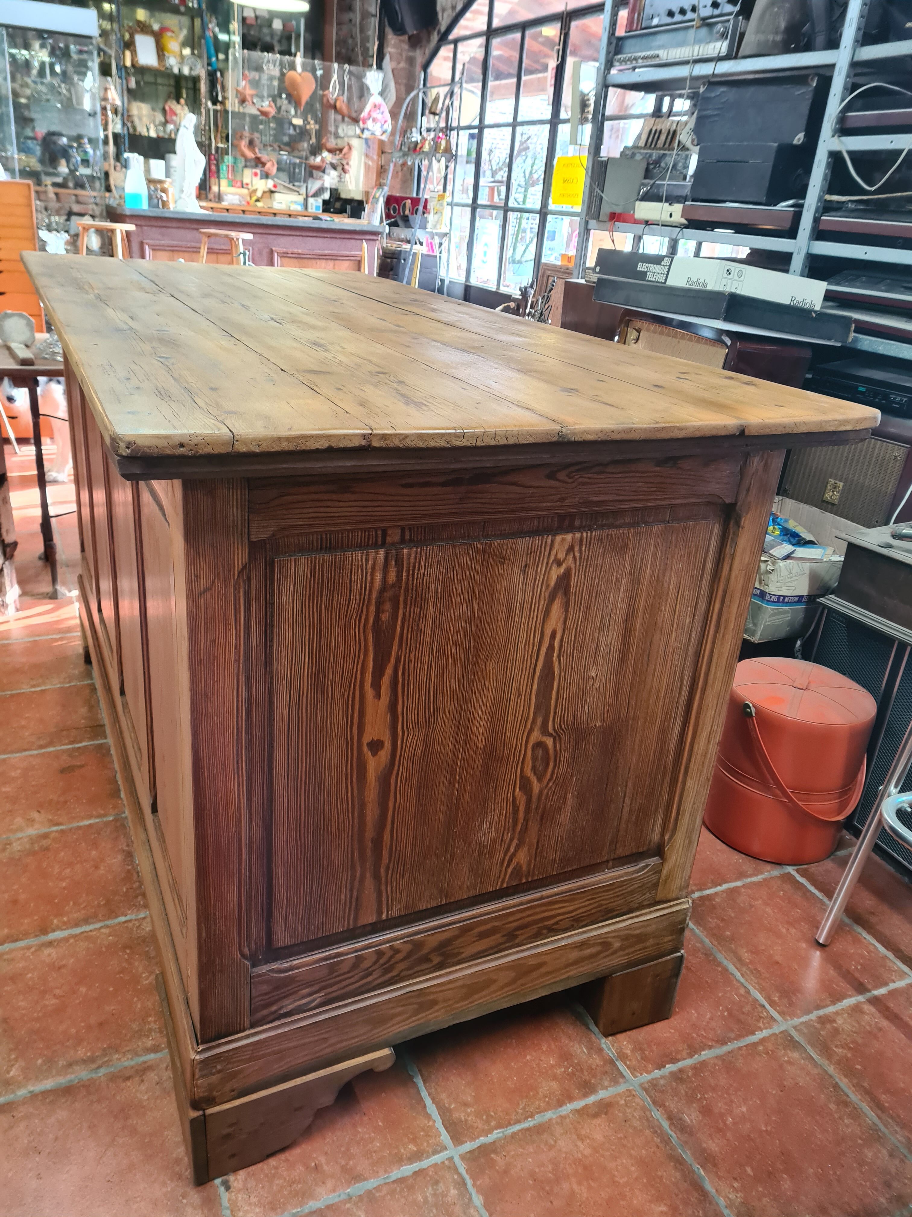 Comptoir de magasin en pitchpin