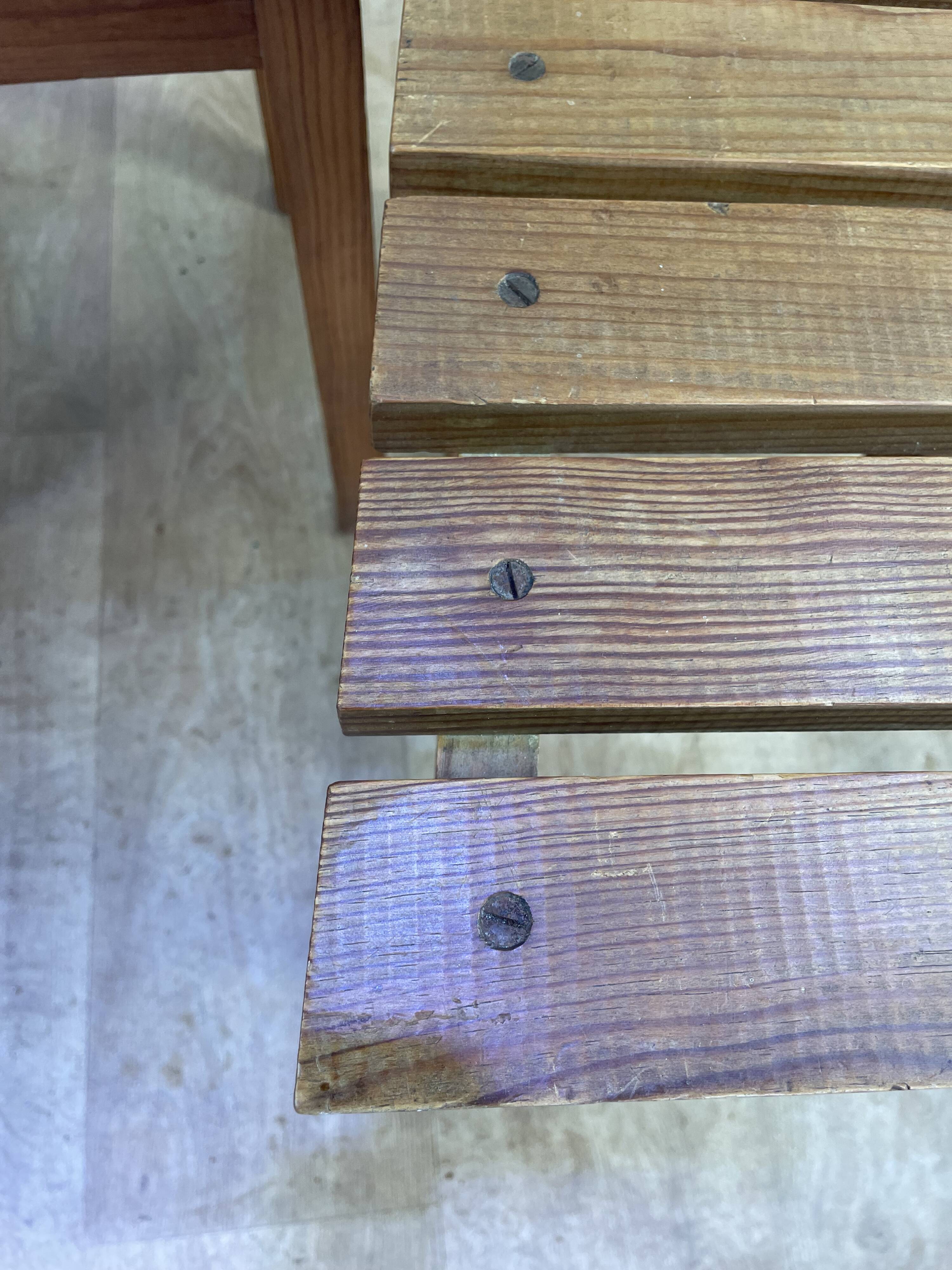 Set of 4 wooden chairs