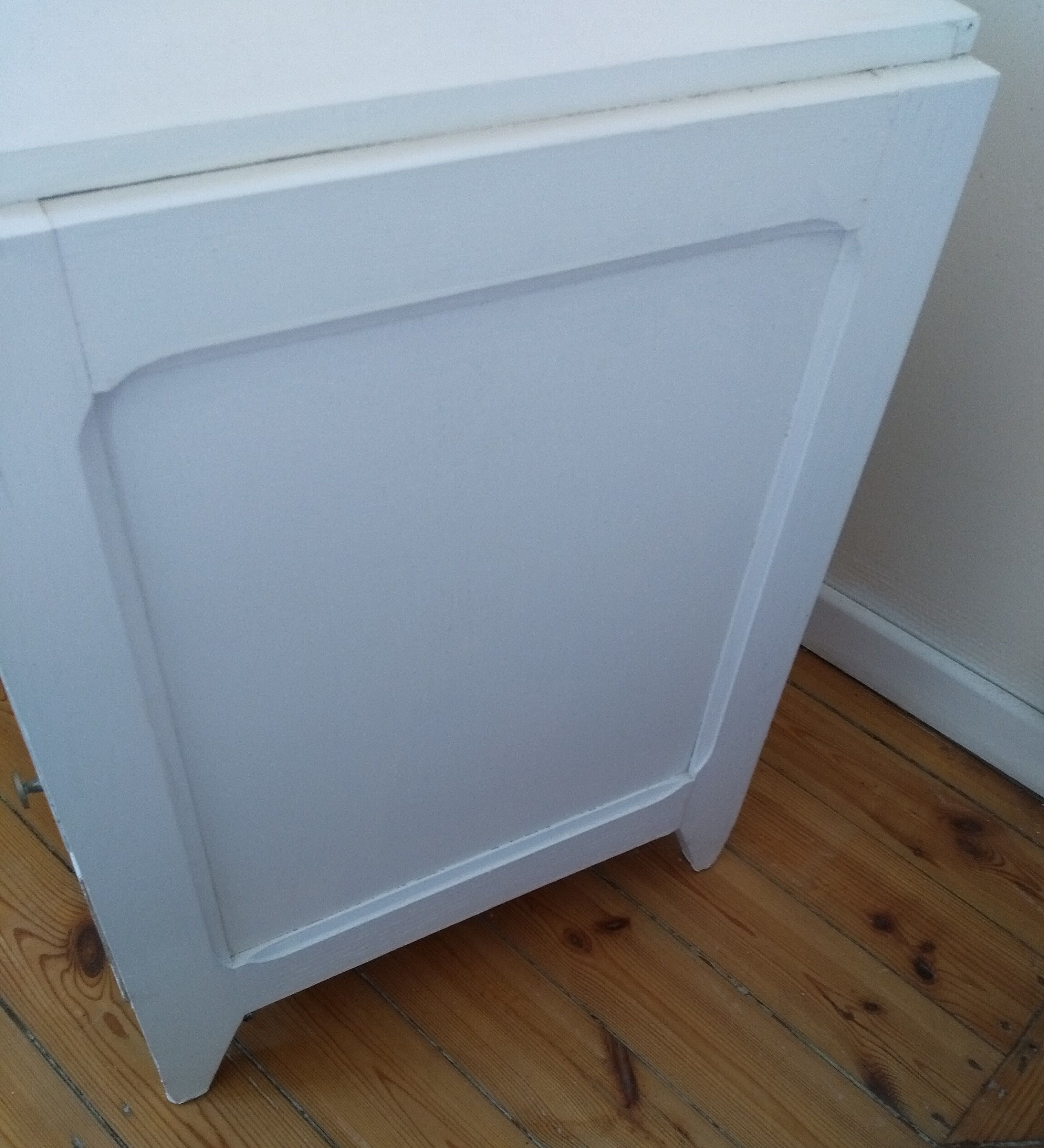 White dresser 3 pine drawers