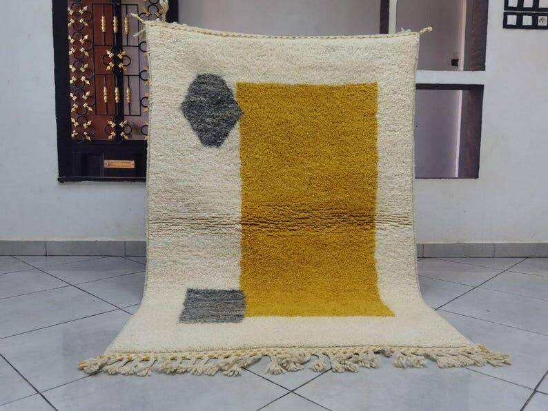 Traditional hand-woven Beni Ouraine rug, size 150 x 250 cm