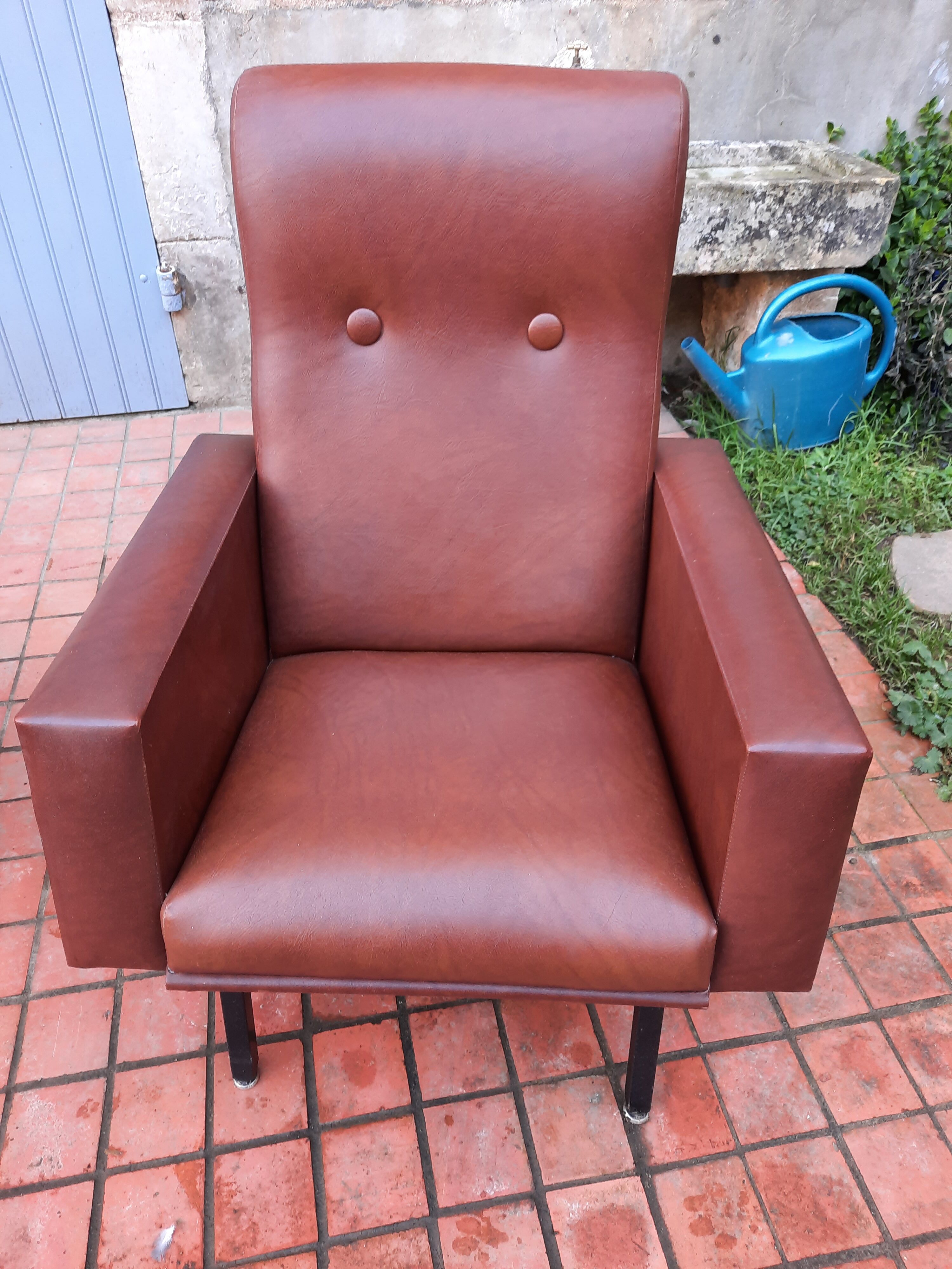 Paire de fauteuils en skaï année 50