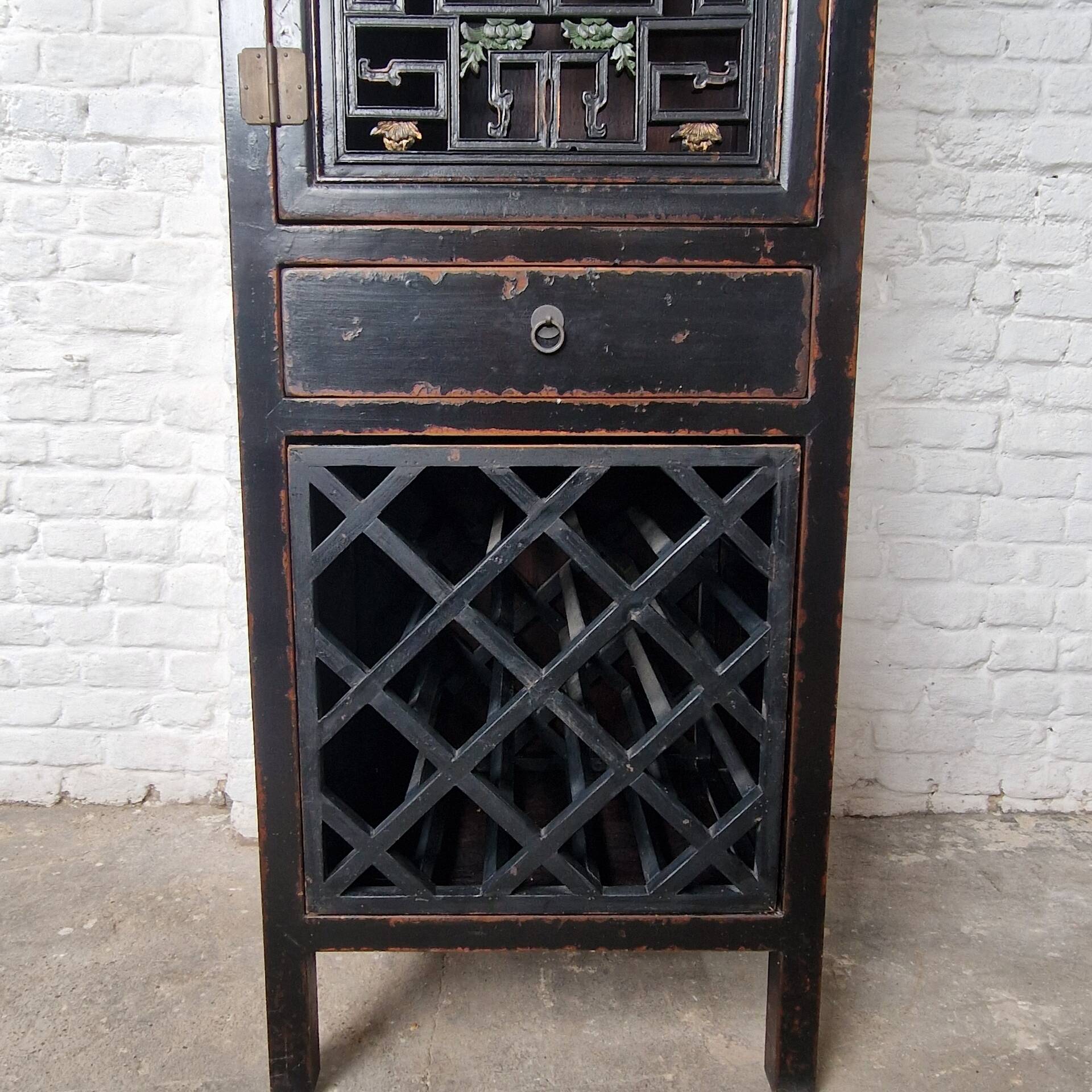Cabinet chinois vintage noir patiné – porte sculptée ajourée – esprit