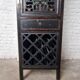 Cabinet chinois vintage noir patiné – porte sculptée ajourée – esprit