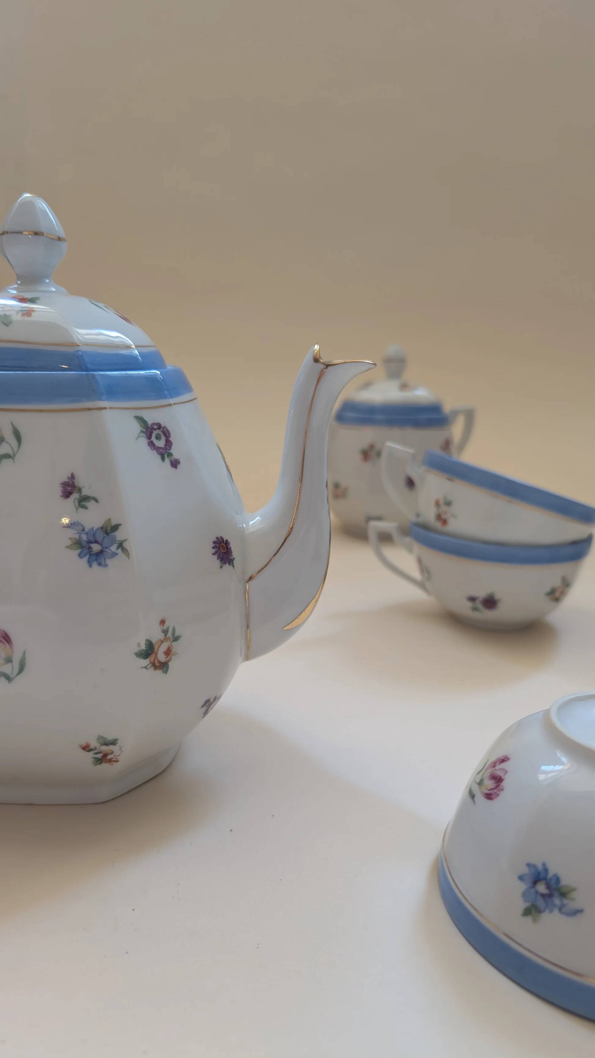 Tea set, 6 cups and 11 bowls