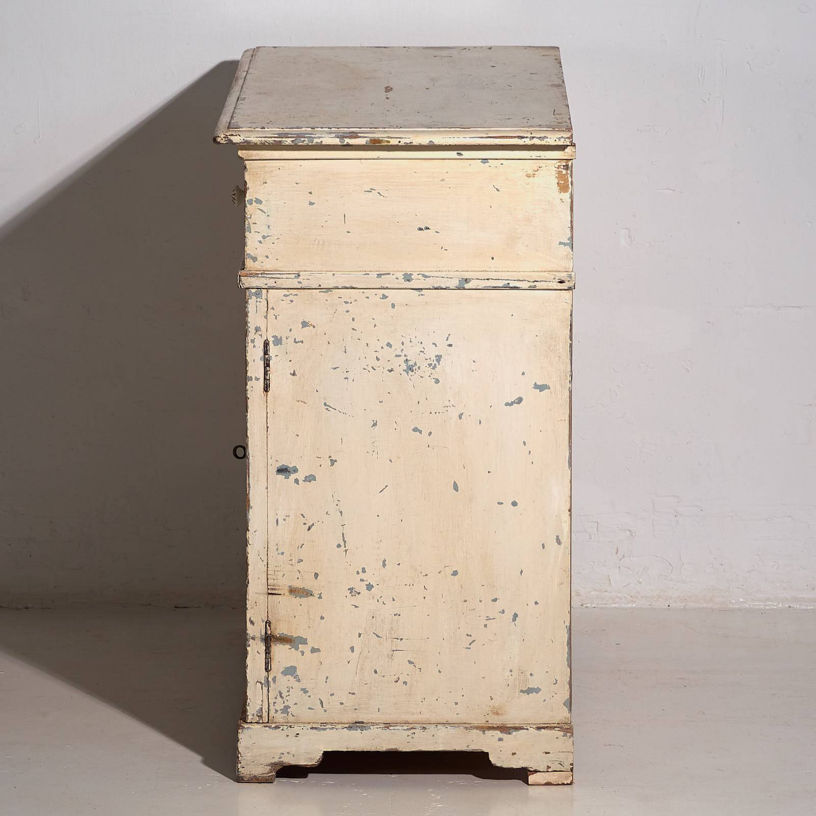 Ancienne commode blanche à deux portes (vers 1920)