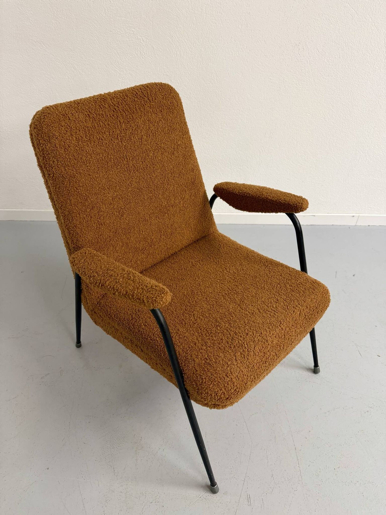 Vintage metal armchair with orange boucle fabric, French design from the 1950s.