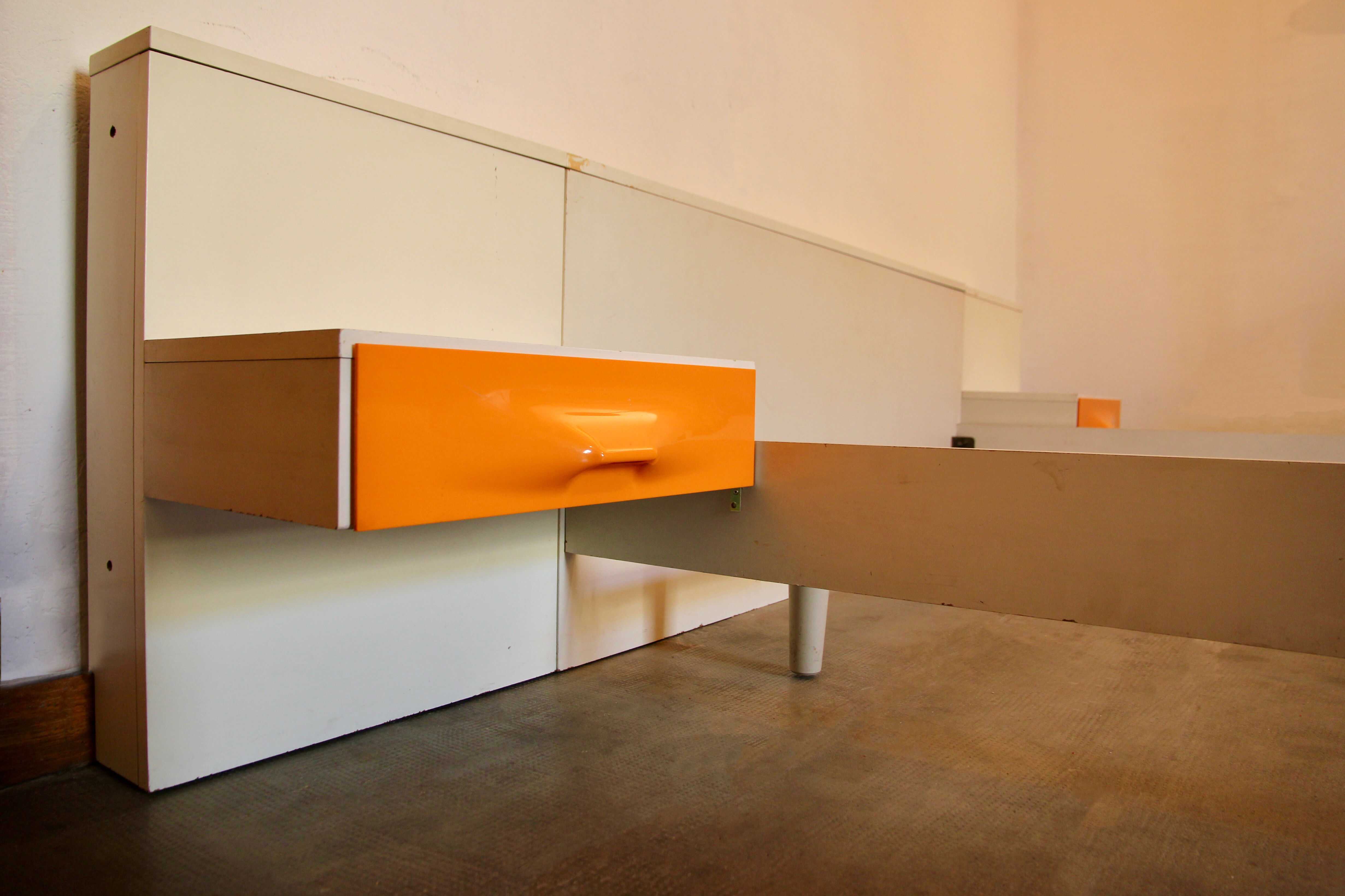 DF 2000 bed by Raymond Loewy