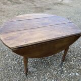 Table ronde en noyer de 130 cm de diamètre .
