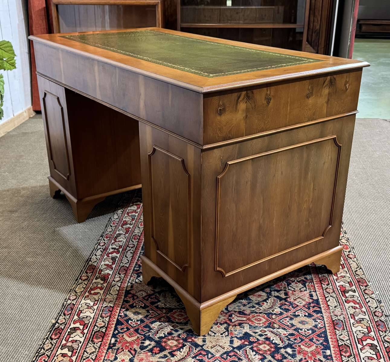 English flat desk with drawers from the 1970s in fir and leather top.
