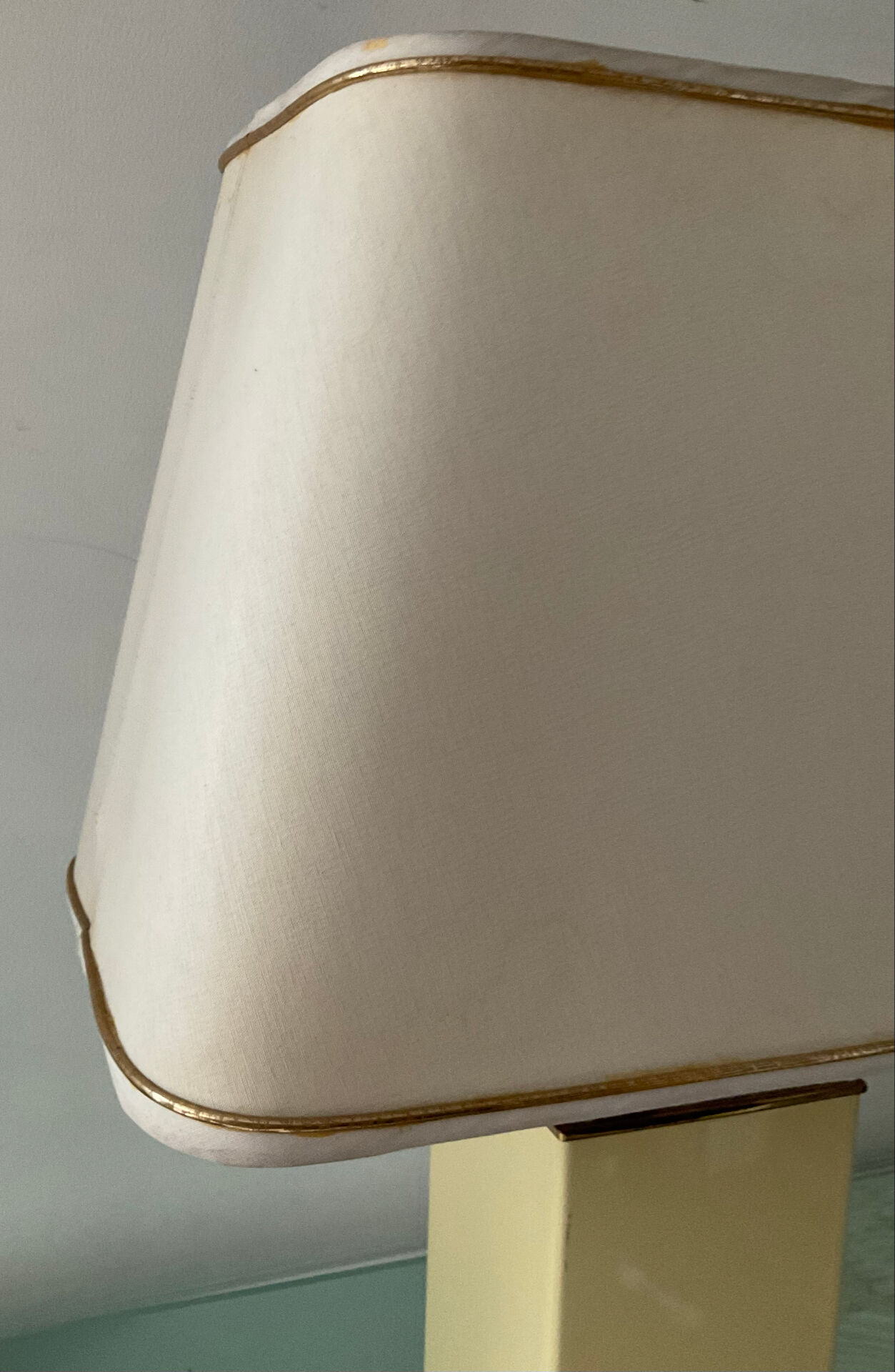 Hollywood Regency lamp in metal and brass from the 70s.