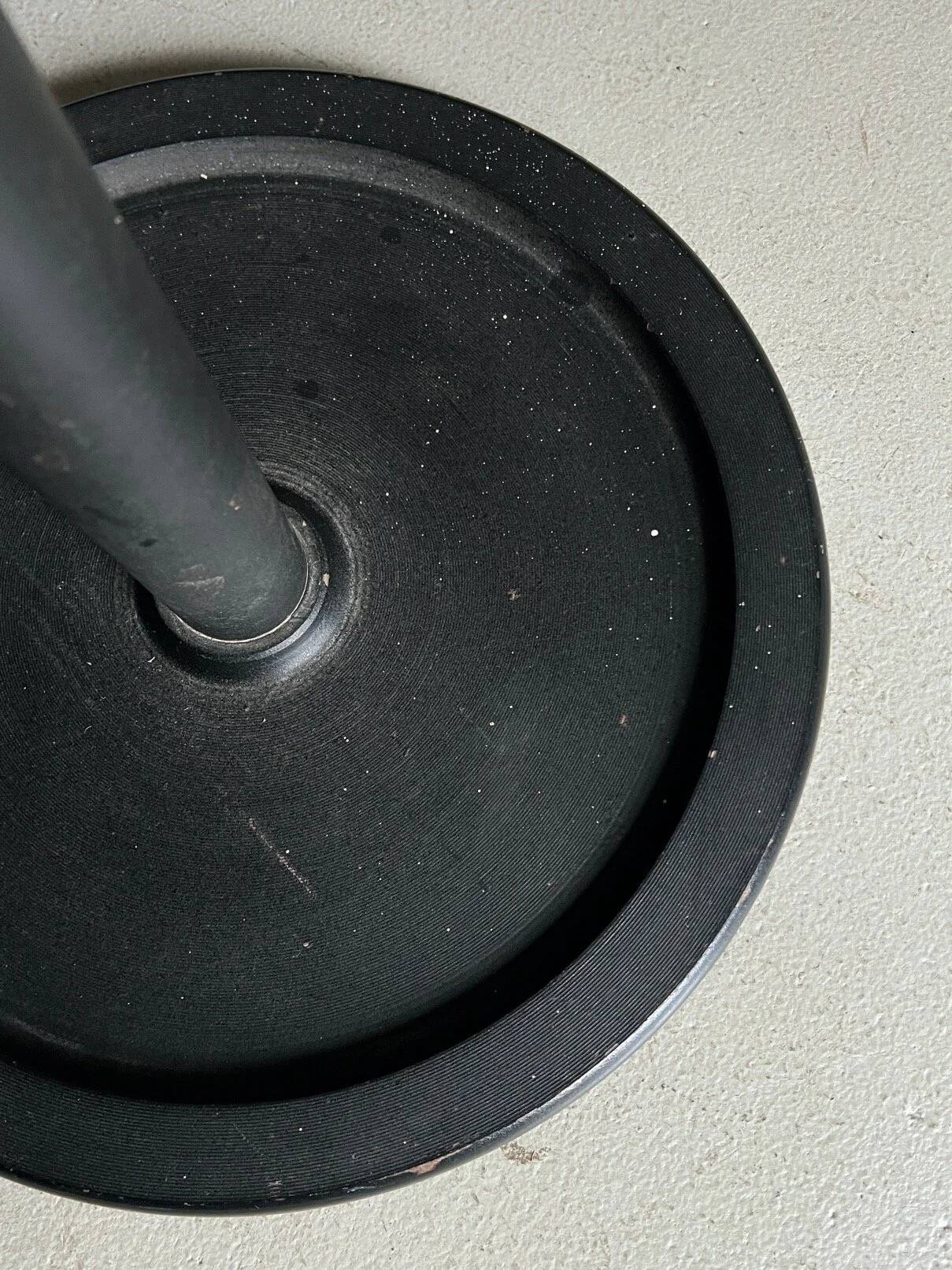 Porte-manteau minimaliste en laiton noir et métal.