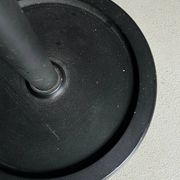 Porte-manteau minimaliste en laiton noir et métal.
