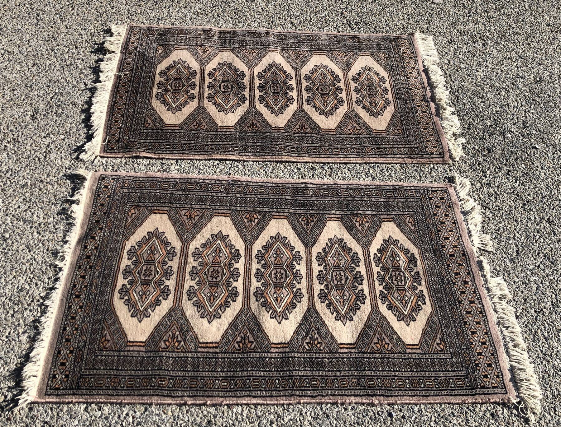 Pair of handmade Pakistani oriental rugs: 1.04 x 0.64 M