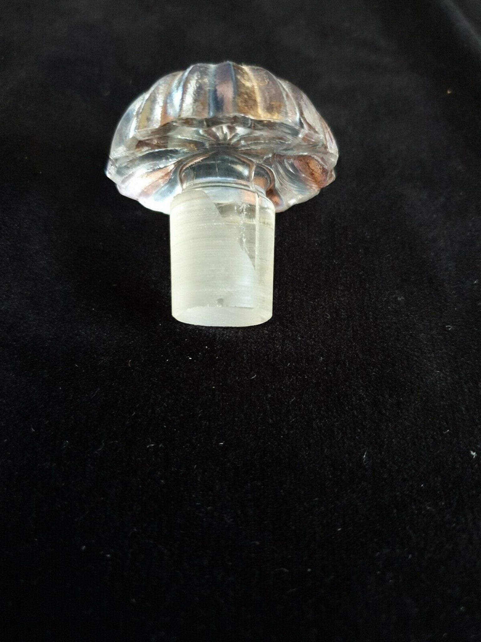 Carafe à liqueur en verre avec motif et dorure.