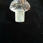 Carafe à liqueur en verre avec motif et dorure.