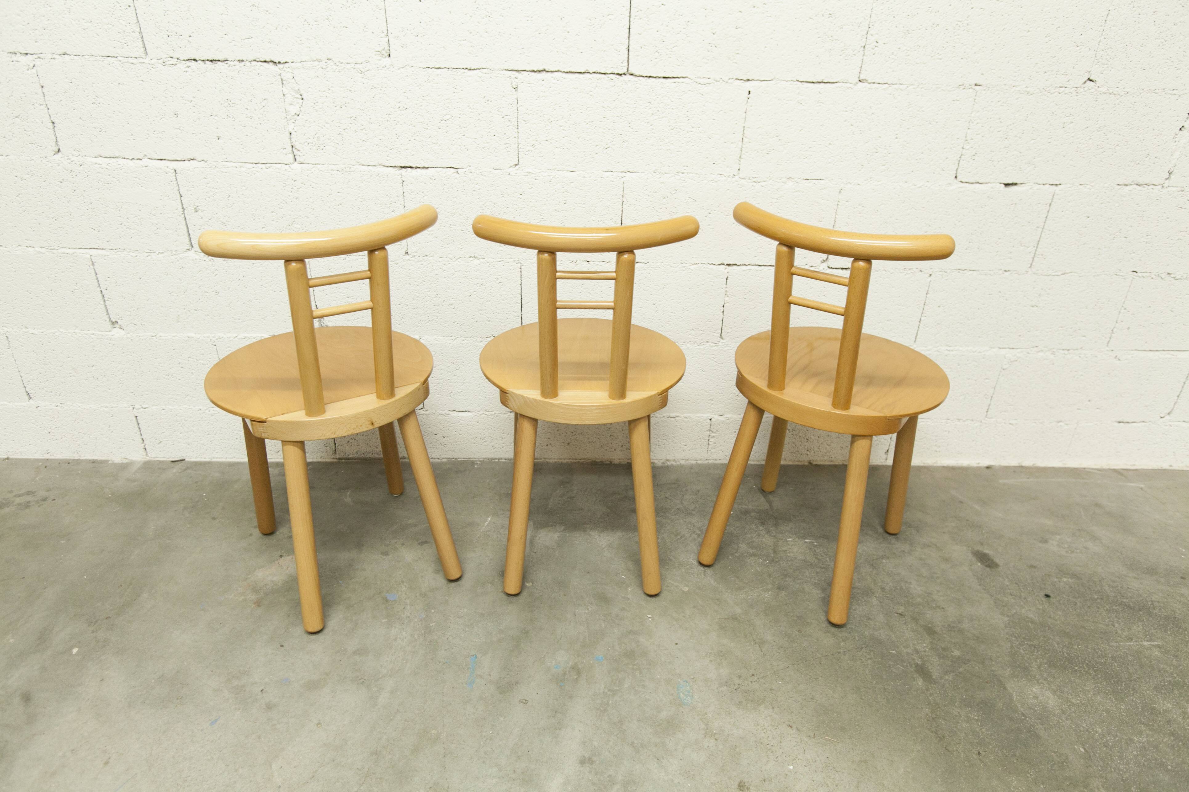 Set of 3 minimalist chairs in light wood, 1980s Italy